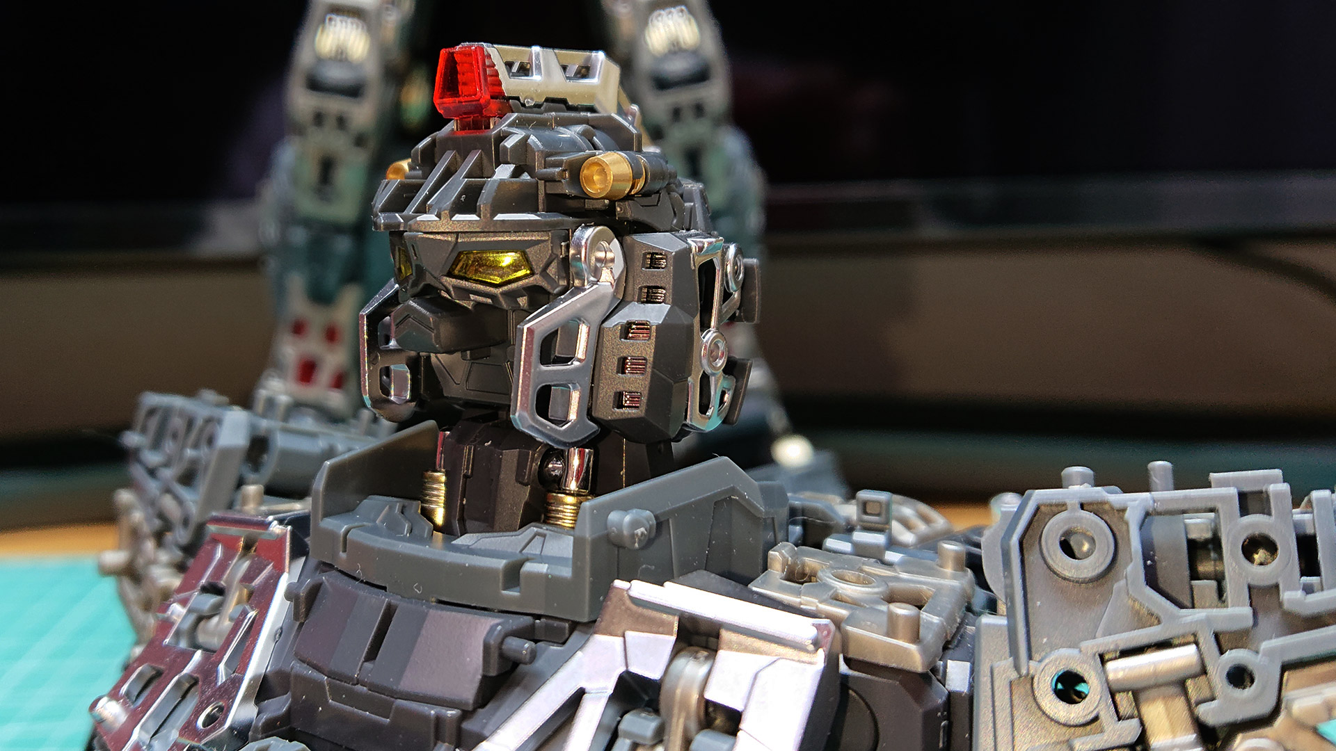 モビルスーツの頭部は”ヘルメット”と表現されることもありますが、まさにそういった感じのトラスフレームです。こちらはトランスフォーマー的にも見えますね