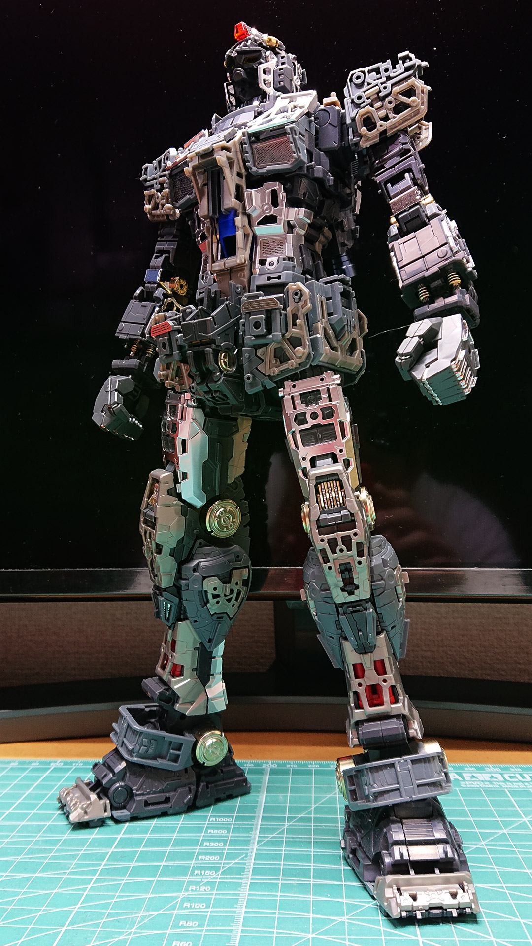 フェイズ3完了です。もう、このままでも鑑賞に堪えられるほどのプロポーションと情報量ではないでしょうか。オプションでクリア外装が発売されるそうですからそちらを装着すればこの状態のまま飾れそうですね