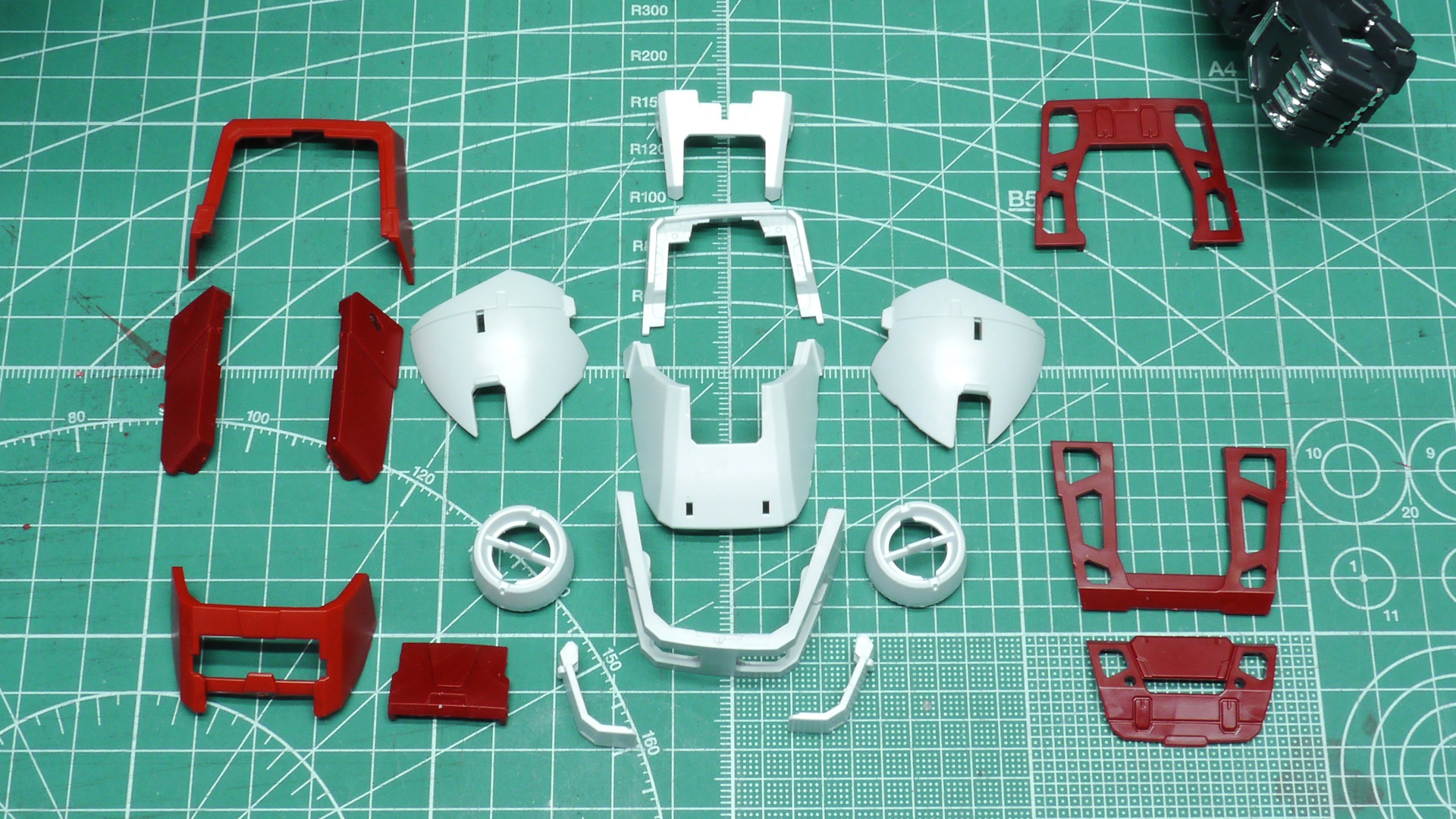 まだフェイズ4は始まったばかりなのに、白い外装と赤いソール部が付くととたんに”ガンダム”感が出てきますね。それに1/60スケールは大迫力です！ハッチオープンギミックは小さなポッチで実現されている場所が多いのでつぶさないように注意しましょう