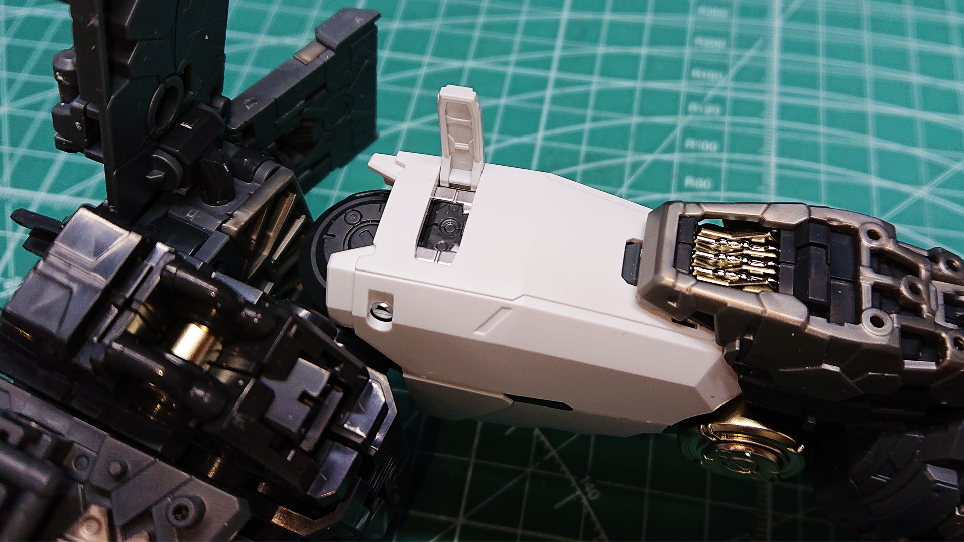 まだフェイズ4は始まったばかりなのに、白い外装と赤いソール部が付くととたんに”ガンダム”感が出てきますね。それに1/60スケールは大迫力です！ハッチオープンギミックは小さなポッチで実現されている場所が多いのでつぶさないように注意しましょう