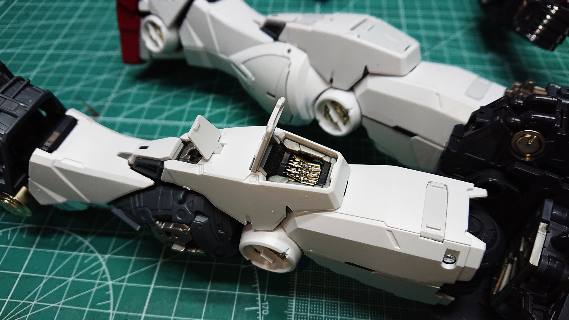 まだフェイズ4は始まったばかりなのに、白い外装と赤いソール部が付くととたんに”ガンダム”感が出てきますね。それに1/60スケールは大迫力です！ハッチオープンギミックは小さなポッチで実現されている場所が多いのでつぶさないように注意しましょう