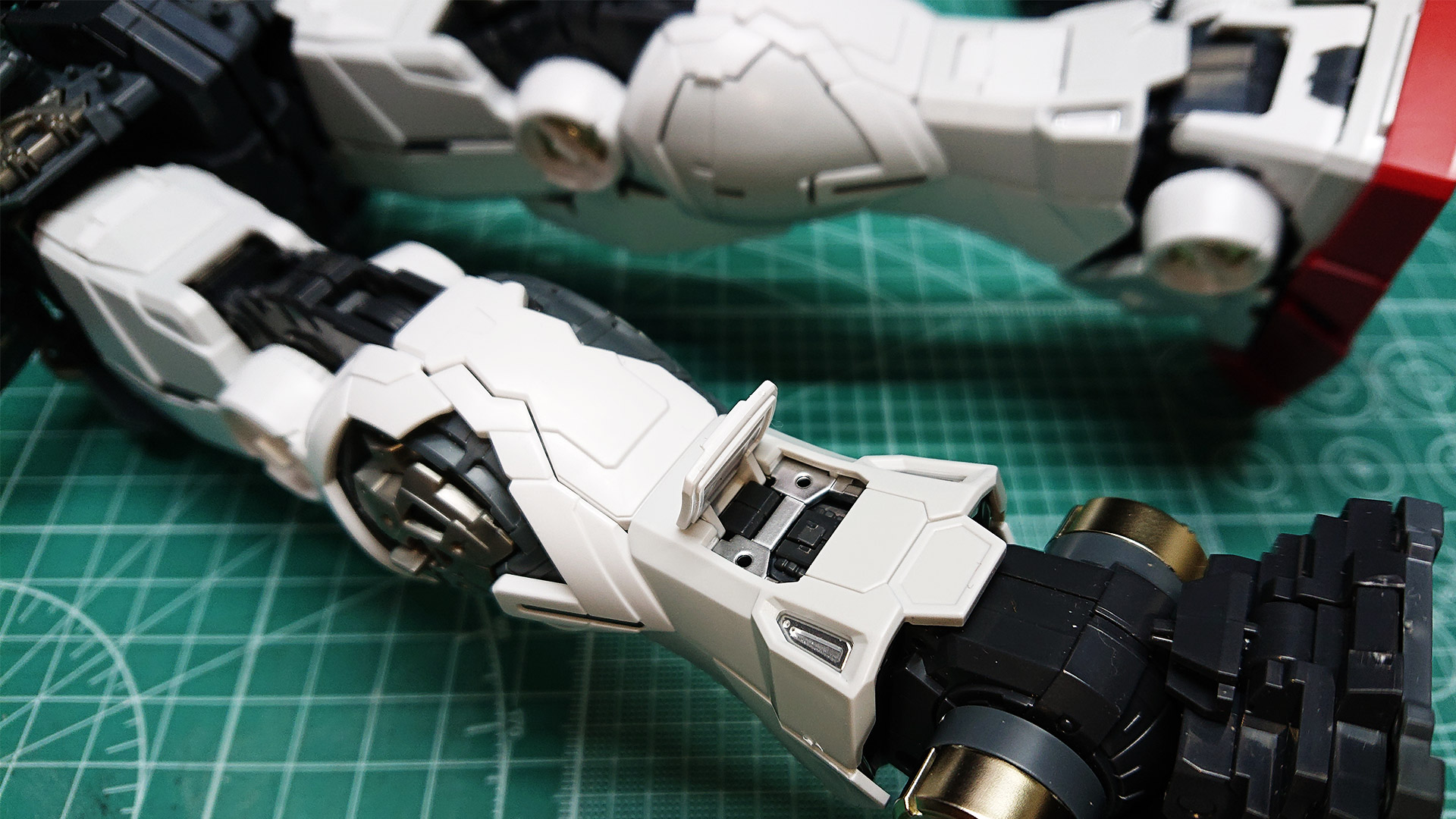 まだフェイズ4は始まったばかりなのに、白い外装と赤いソール部が付くととたんに”ガンダム”感が出てきますね。それに1/60スケールは大迫力です！ハッチオープンギミックは小さなポッチで実現されている場所が多いのでつぶさないように注意しましょう