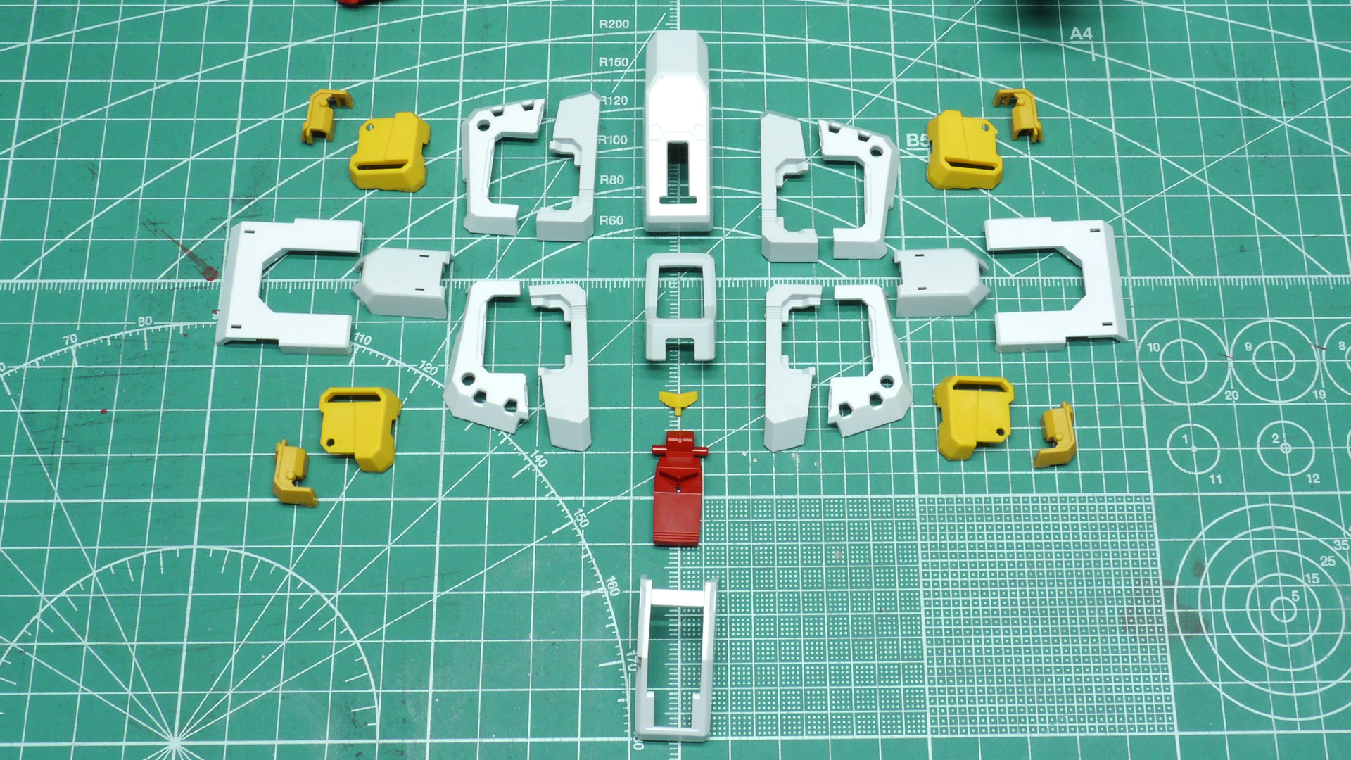 いわゆるガンダムの”Bパーツ”が完成しました。脛から足先にかけてのラインがとても美しいと思いますがいかがでしょう？この状態を見て、実物大ガンダム建造中の様子を思い浮かべました。あれも下半身からでしたよね