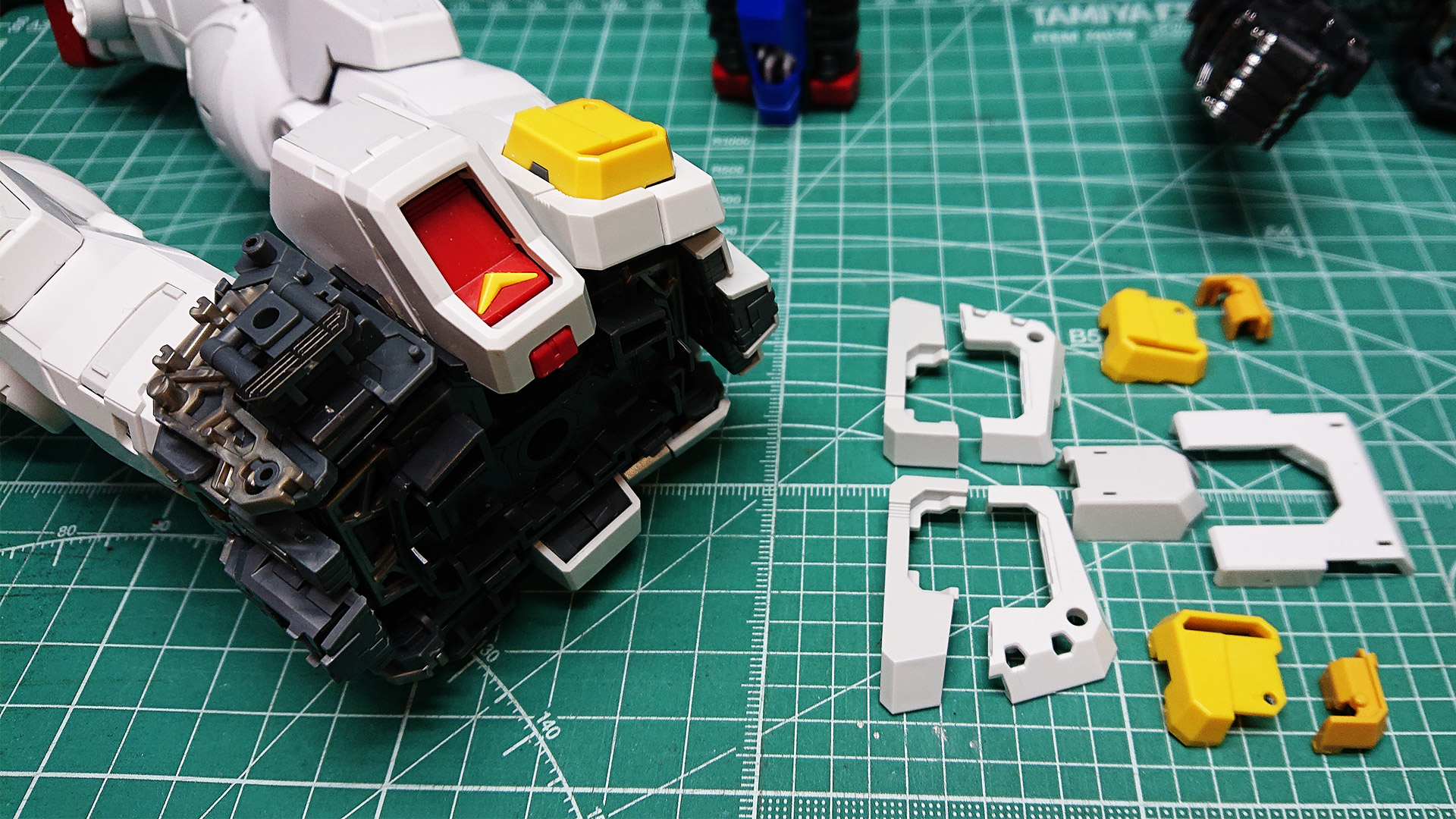 いわゆるガンダムの”Bパーツ”が完成しました。脛から足先にかけてのラインがとても美しいと思いますがいかがでしょう？この状態を見て、実物大ガンダム建造中の様子を思い浮かべました。あれも下半身からでしたよね