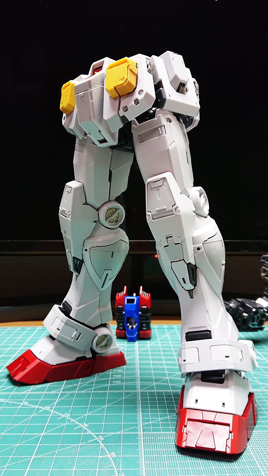 いわゆるガンダムの”Bパーツ”が完成しました。脛から足先にかけてのラインがとても美しいと思いますがいかがでしょう？この状態を見て、実物大ガンダム建造中の様子を思い浮かべました。あれも下半身からでしたよね