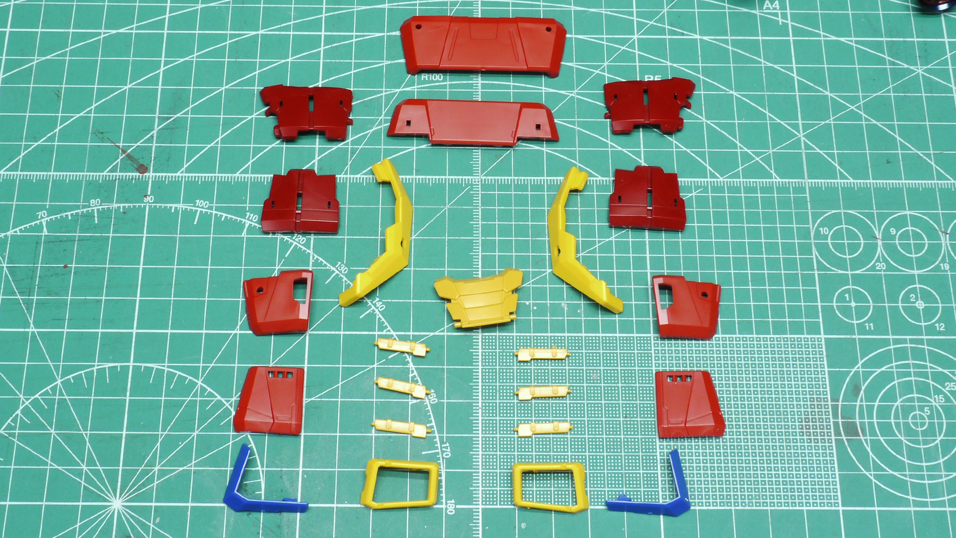 腹部の赤いパネルが少々コツがいるかもしれません。結構強めに”パチン”と言うまで押し込む必要があります。腹部をぐいーっと引き延ばすとトラスフレームが露出します。ポージングの際に現れることでリアリティが増すこと請け合いですね