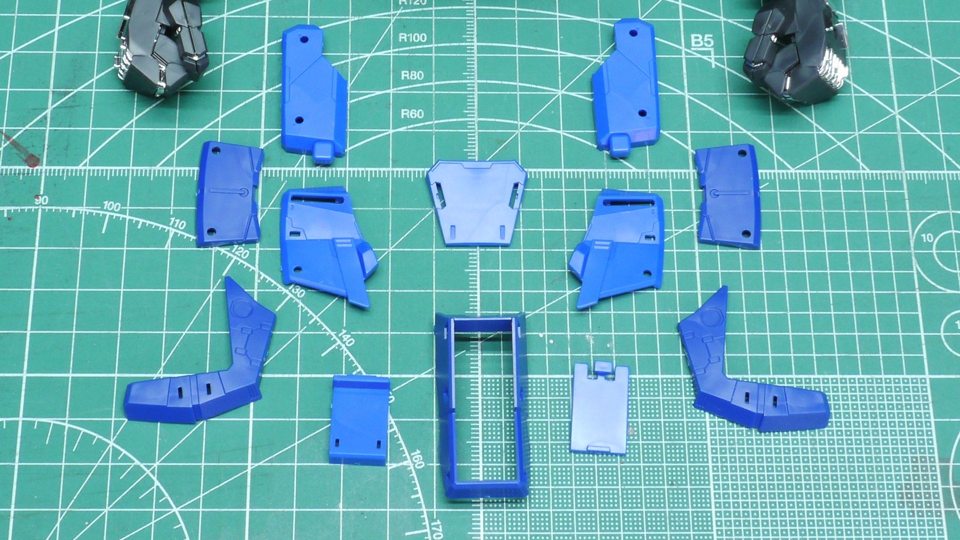 腹部の赤いパネルが少々コツがいるかもしれません。結構強めに”パチン”と言うまで押し込む必要があります。腹部をぐいーっと引き延ばすとトラスフレームが露出します。ポージングの際に現れることでリアリティが増すこと請け合いですね