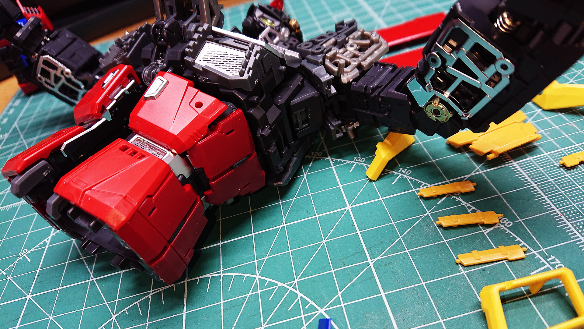 腹部の赤いパネルが少々コツがいるかもしれません。結構強めに”パチン”と言うまで押し込む必要があります。腹部をぐいーっと引き延ばすとトラスフレームが露出します。ポージングの際に現れることでリアリティが増すこと請け合いですね