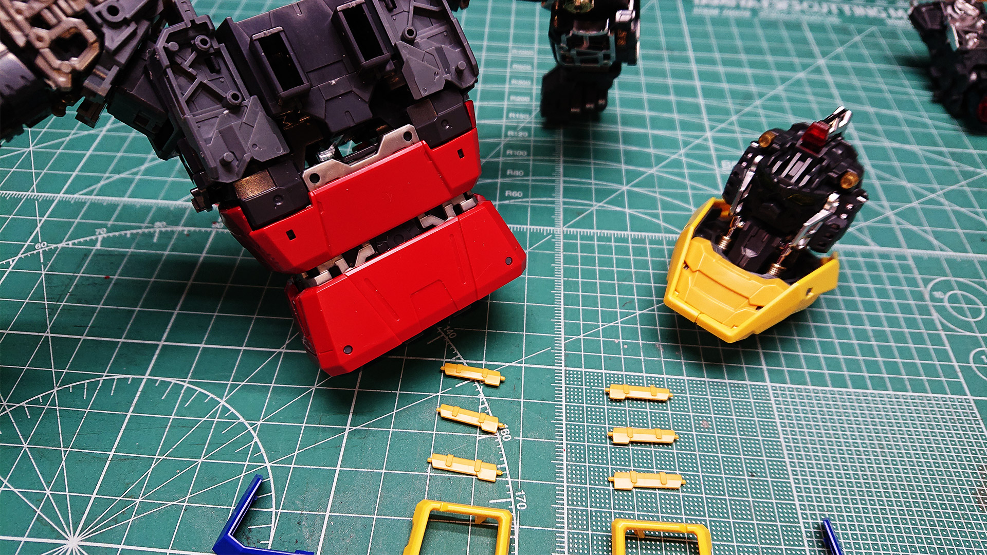 腹部の赤いパネルが少々コツがいるかもしれません。結構強めに”パチン”と言うまで押し込む必要があります。腹部をぐいーっと引き延ばすとトラスフレームが露出します。ポージングの際に現れることでリアリティが増すこと請け合いですね