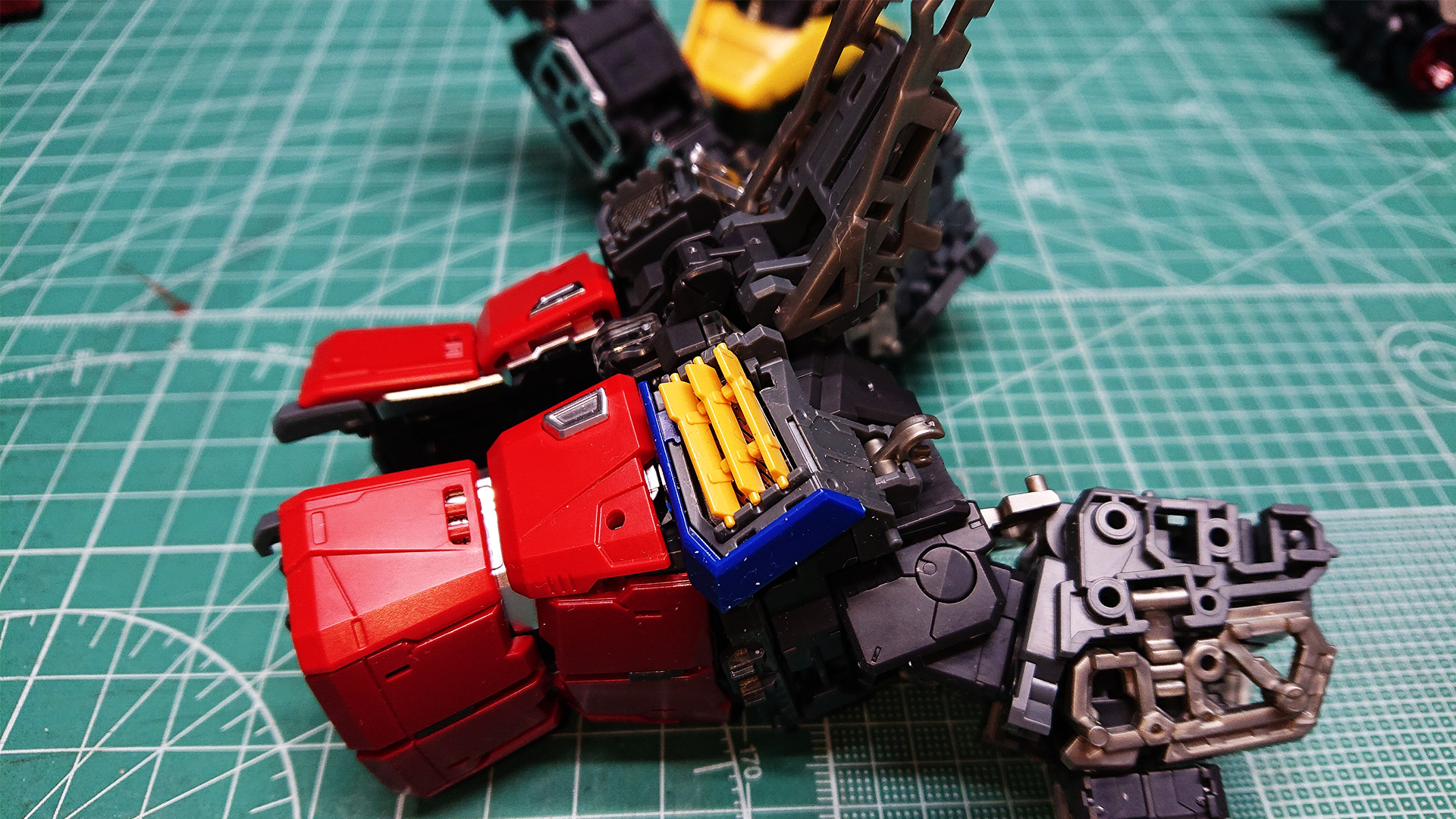 腹部の赤いパネルが少々コツがいるかもしれません。結構強めに”パチン”と言うまで押し込む必要があります。腹部をぐいーっと引き延ばすとトラスフレームが露出します。ポージングの際に現れることでリアリティが増すこと請け合いですね