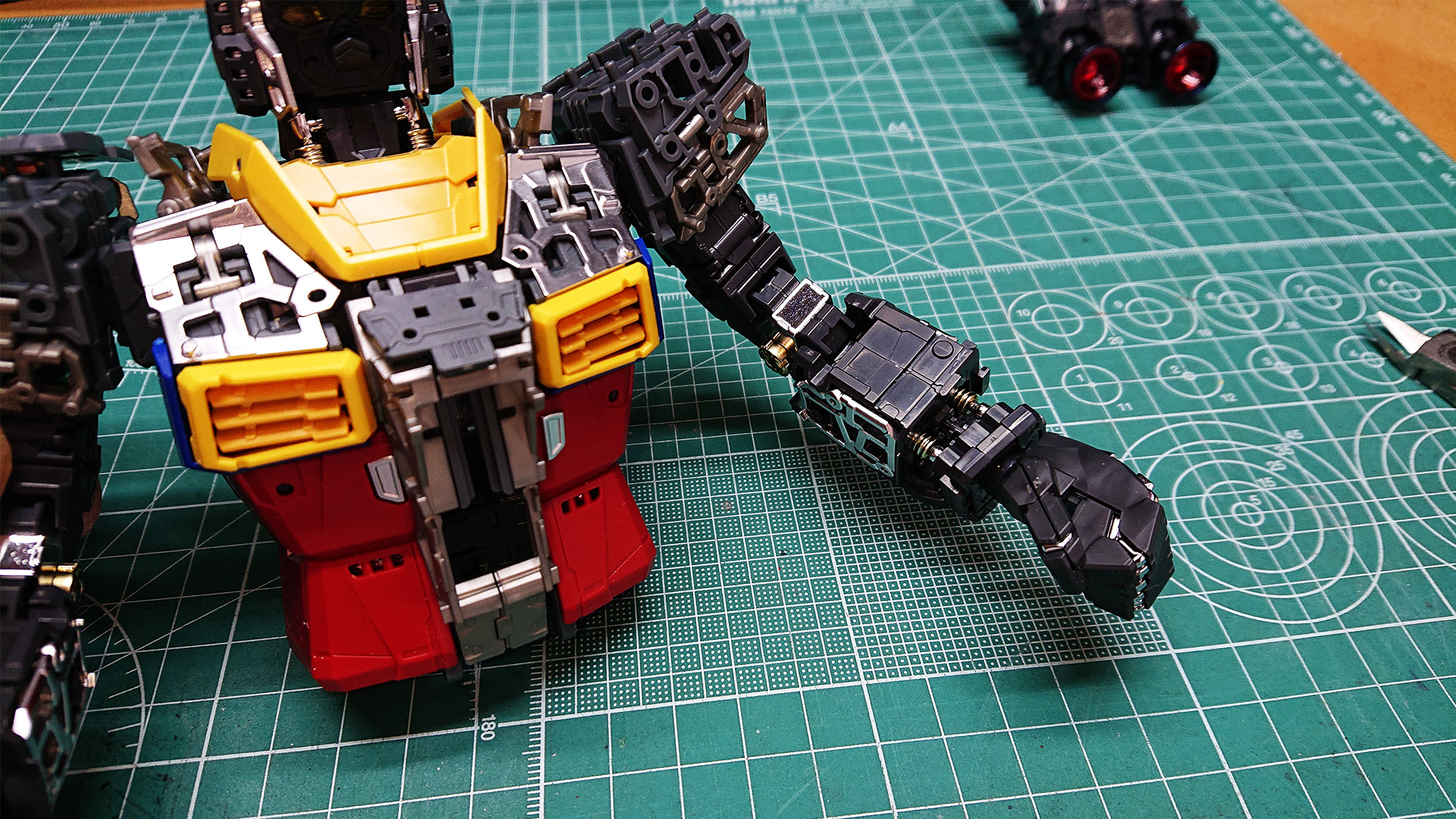 腹部の赤いパネルが少々コツがいるかもしれません。結構強めに”パチン”と言うまで押し込む必要があります。腹部をぐいーっと引き延ばすとトラスフレームが露出します。ポージングの際に現れることでリアリティが増すこと請け合いですね