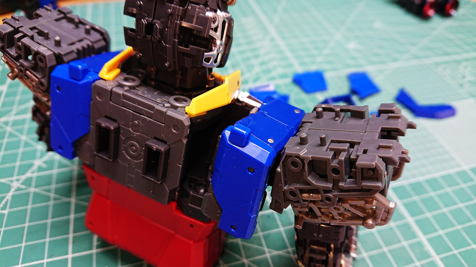 腹部の赤いパネルが少々コツがいるかもしれません。結構強めに”パチン”と言うまで押し込む必要があります。腹部をぐいーっと引き延ばすとトラスフレームが露出します。ポージングの際に現れることでリアリティが増すこと請け合いですね