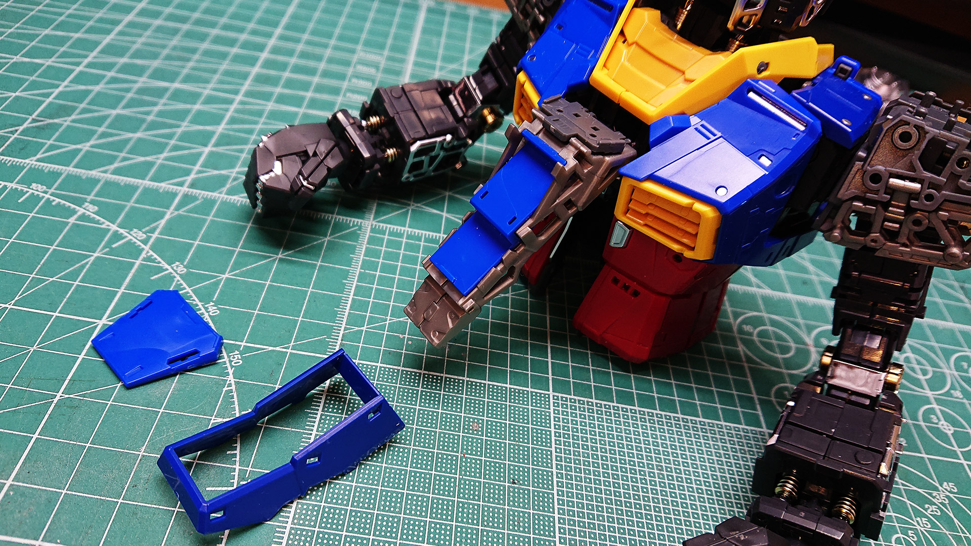 腹部の赤いパネルが少々コツがいるかもしれません。結構強めに”パチン”と言うまで押し込む必要があります。腹部をぐいーっと引き延ばすとトラスフレームが露出します。ポージングの際に現れることでリアリティが増すこと請け合いですね