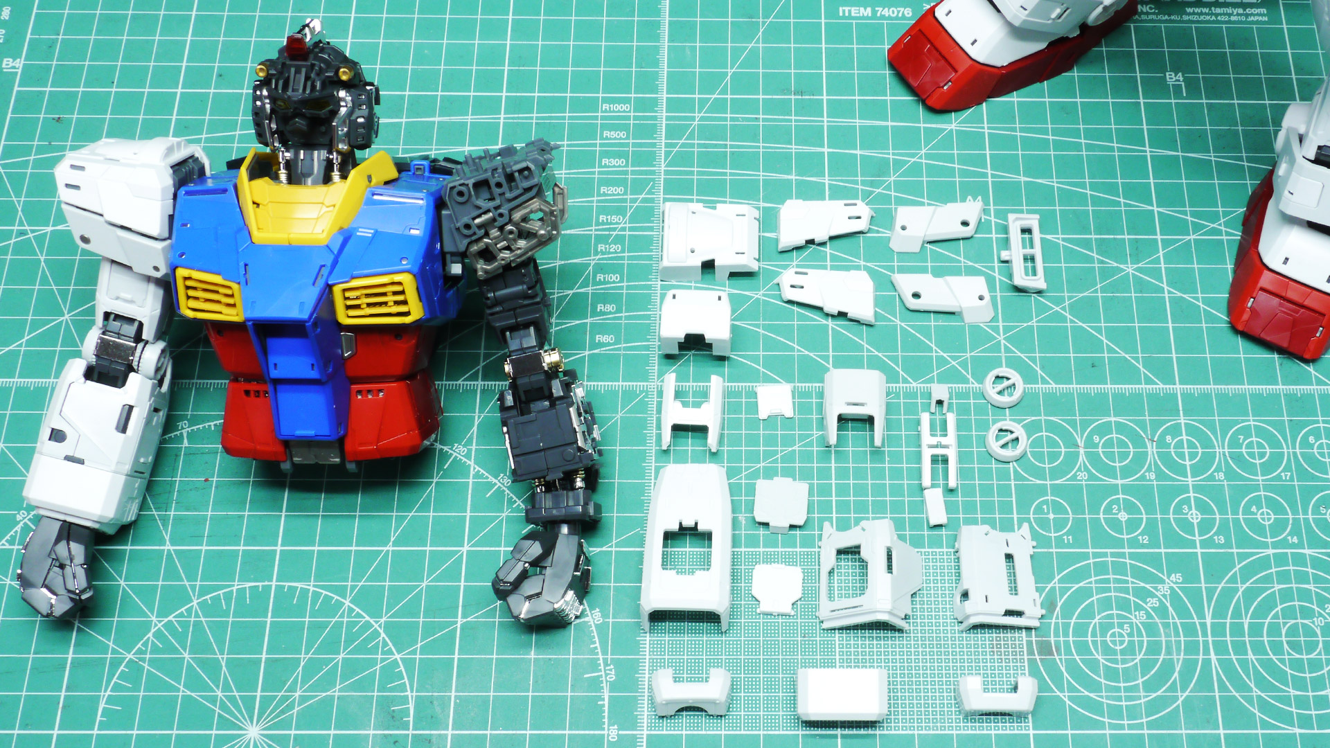 他の部位同様、接続用の穴が機体のディテールを強調するようになっていてとてもカッコイイですね。こういうディテールは多すぎても少なすぎても台無しになってしまうものですが、非常にバランスよく配置されていると思えます。あたかも本当にアーマーロック（装甲を固定する）部が露出しているような感覚です