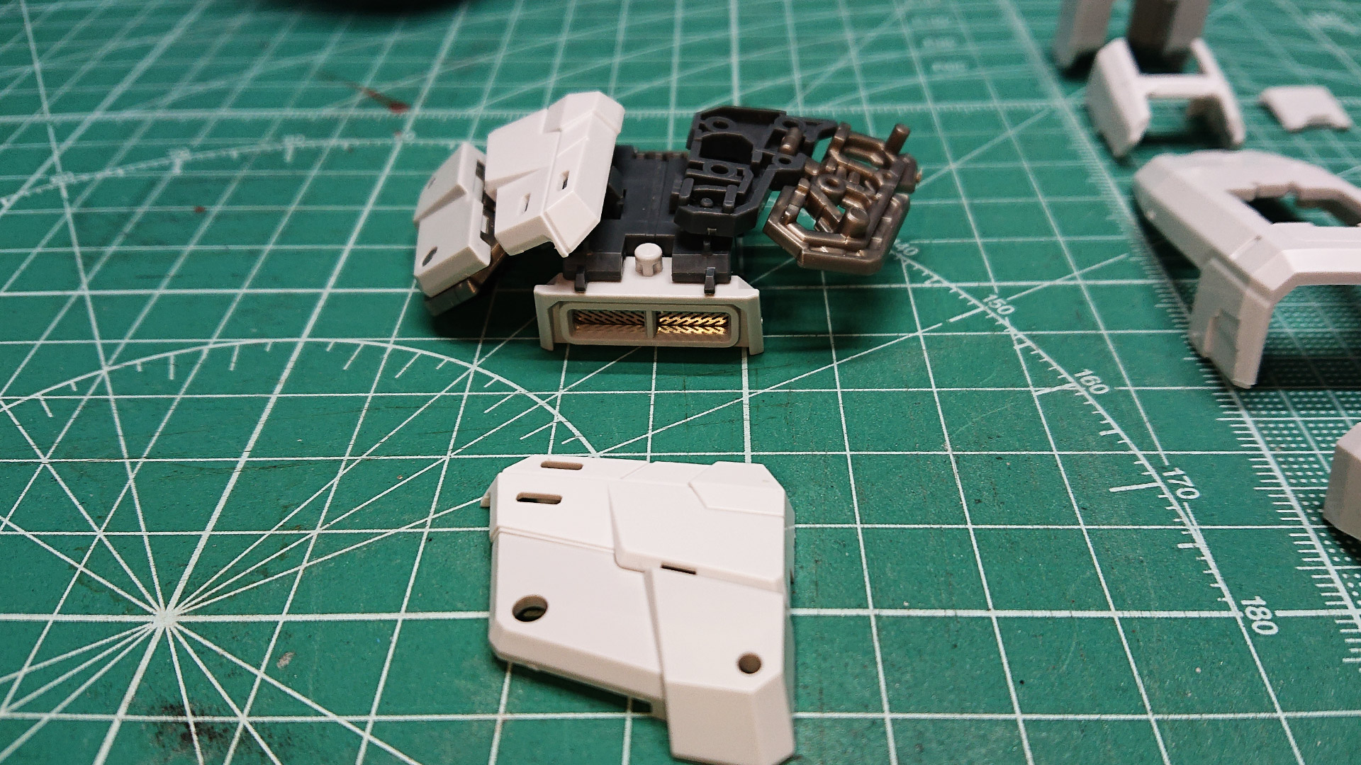 他の部位同様、接続用の穴が機体のディテールを強調するようになっていてとてもカッコイイですね。こういうディテールは多すぎても少なすぎても台無しになってしまうものですが、非常にバランスよく配置されていると思えます。あたかも本当にアーマーロック（装甲を固定する）部が露出しているような感覚です