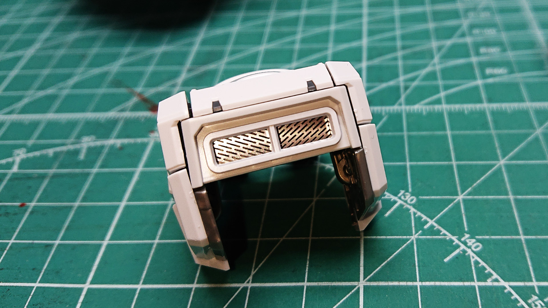 他の部位同様、接続用の穴が機体のディテールを強調するようになっていてとてもカッコイイですね。こういうディテールは多すぎても少なすぎても台無しになってしまうものですが、非常にバランスよく配置されていると思えます。あたかも本当にアーマーロック（装甲を固定する）部が露出しているような感覚です