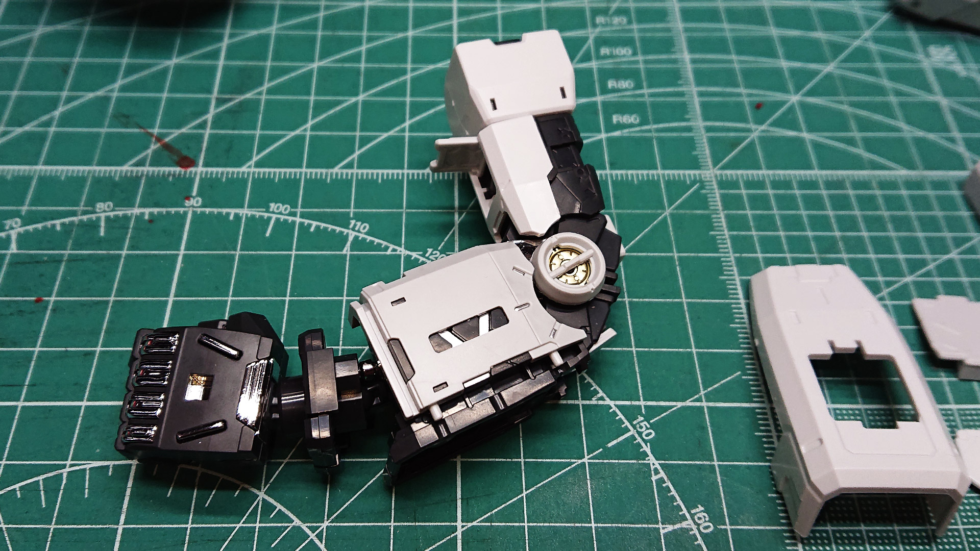 他の部位同様、接続用の穴が機体のディテールを強調するようになっていてとてもカッコイイですね。こういうディテールは多すぎても少なすぎても台無しになってしまうものですが、非常にバランスよく配置されていると思えます。あたかも本当にアーマーロック（装甲を固定する）部が露出しているような感覚です