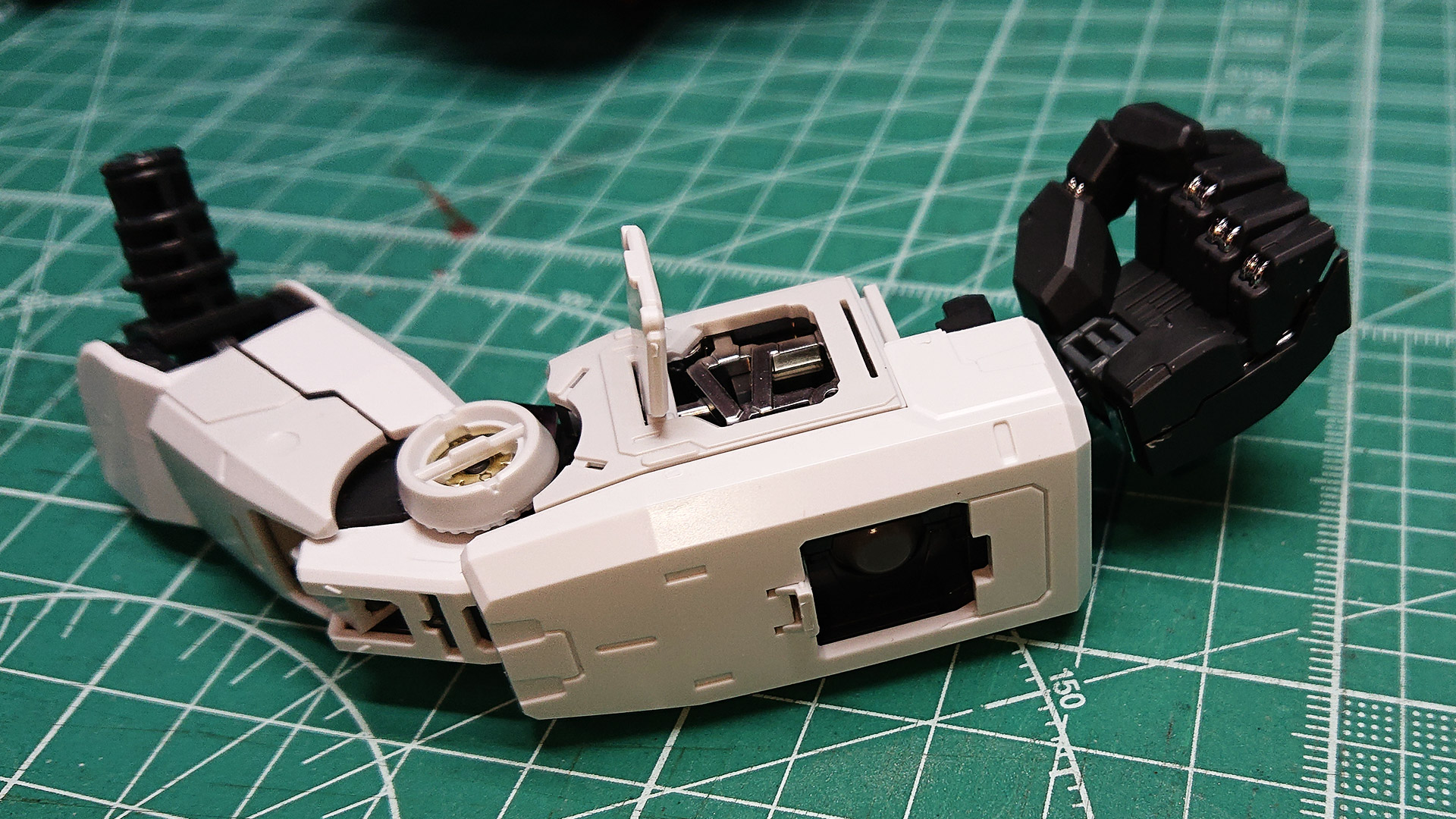 他の部位同様、接続用の穴が機体のディテールを強調するようになっていてとてもカッコイイですね。こういうディテールは多すぎても少なすぎても台無しになってしまうものですが、非常にバランスよく配置されていると思えます。あたかも本当にアーマーロック（装甲を固定する）部が露出しているような感覚です