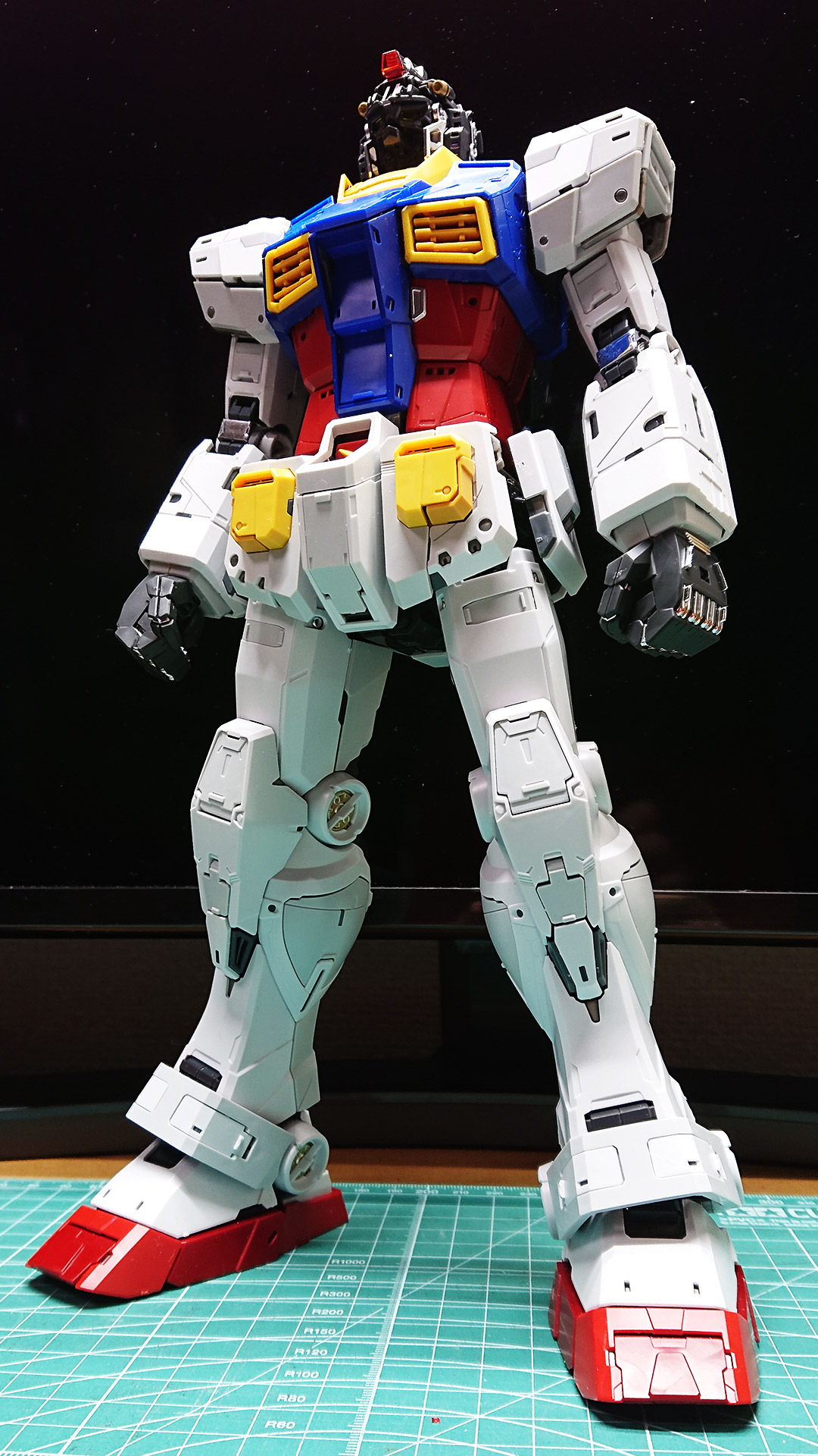 他の部位同様、接続用の穴が機体のディテールを強調するようになっていてとてもカッコイイですね。こういうディテールは多すぎても少なすぎても台無しになってしまうものですが、非常にバランスよく配置されていると思えます。あたかも本当にアーマーロック（装甲を固定する）部が露出しているような感覚です