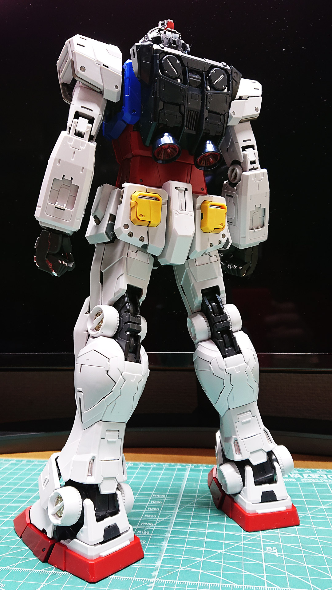 他の部位同様、接続用の穴が機体のディテールを強調するようになっていてとてもカッコイイですね。こういうディテールは多すぎても少なすぎても台無しになってしまうものですが、非常にバランスよく配置されていると思えます。あたかも本当にアーマーロック（装甲を固定する）部が露出しているような感覚です