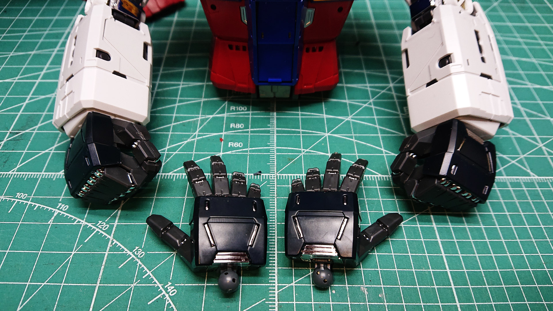 他の部位同様、接続用の穴が機体のディテールを強調するようになっていてとてもカッコイイですね。こういうディテールは多すぎても少なすぎても台無しになってしまうものですが、非常にバランスよく配置されていると思えます。あたかも本当にアーマーロック（装甲を固定する）部が露出しているような感覚です