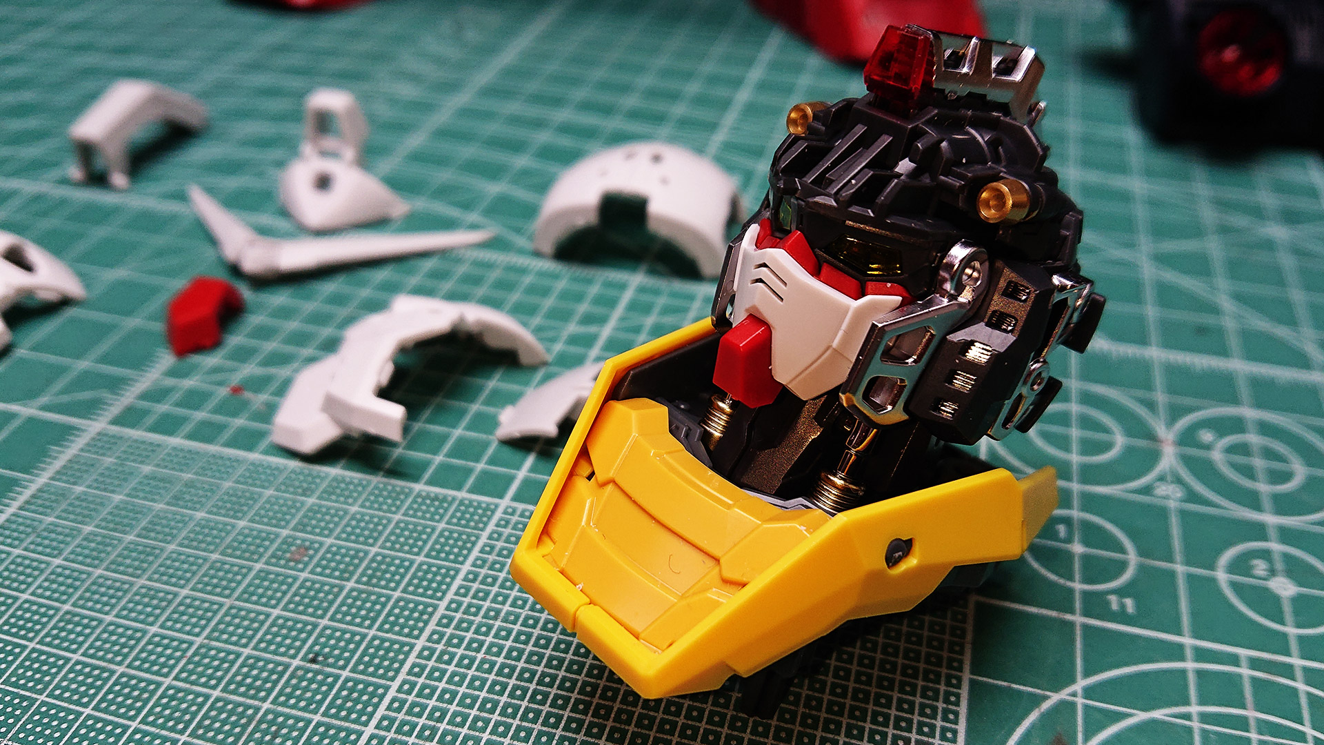 少ないパーツでこのディテール！金属や金属色のパーツ、カメラ関連はクリアーパーツを効果的に使うことでどの角度から見ても”かっこいい……”という感想がピッタリ合う頭部となったのではないでしょうか