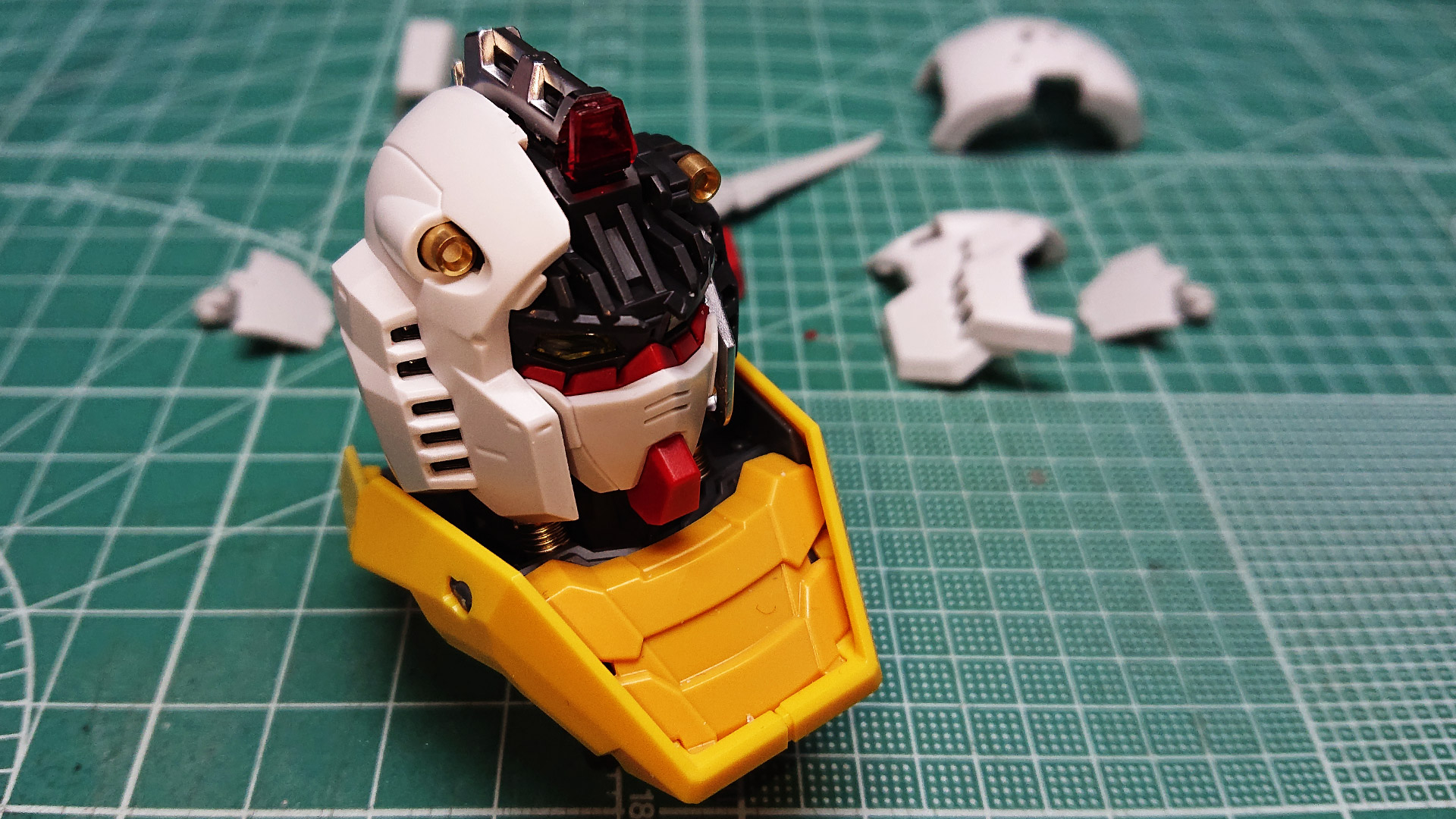 少ないパーツでこのディテール！金属や金属色のパーツ、カメラ関連はクリアーパーツを効果的に使うことでどの角度から見ても”かっこいい……”という感想がピッタリ合う頭部となったのではないでしょうか