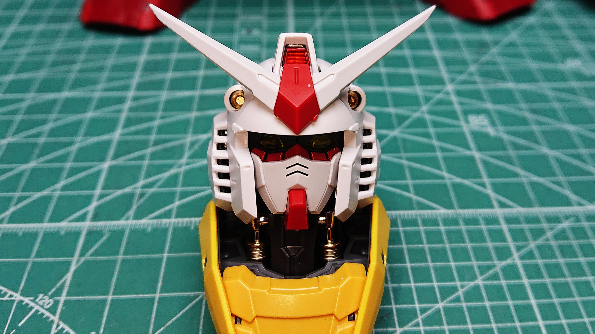 少ないパーツでこのディテール！金属や金属色のパーツ、カメラ関連はクリアーパーツを効果的に使うことでどの角度から見ても”かっこいい……”という感想がピッタリ合う頭部となったのではないでしょうか