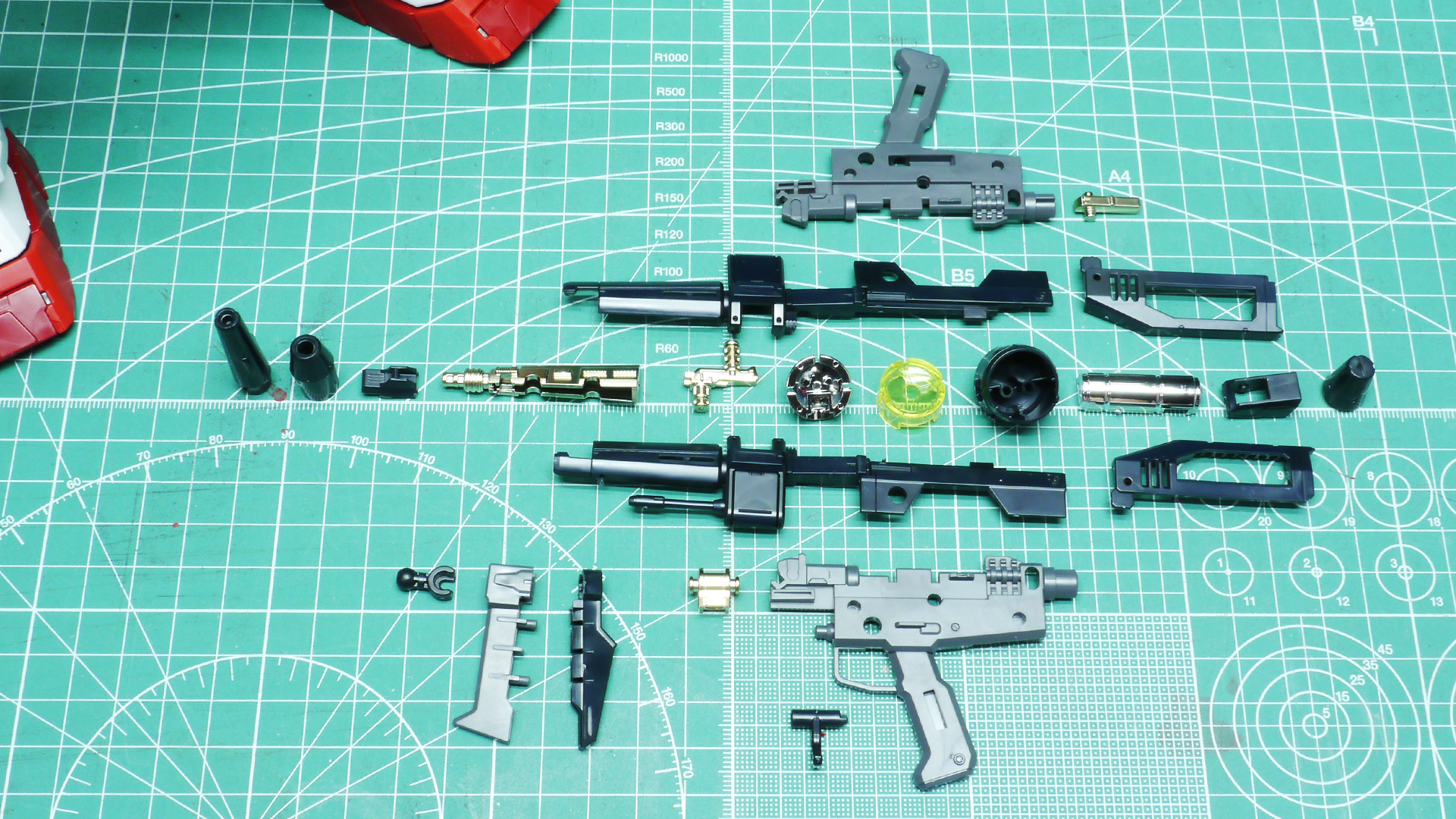 スコープとも言うべきターゲットセンサーが色んな向きに設定できます。銃身上面のゴールドは光学センサーをバグらせないかと心配しますがカッコイイが勝ちますね