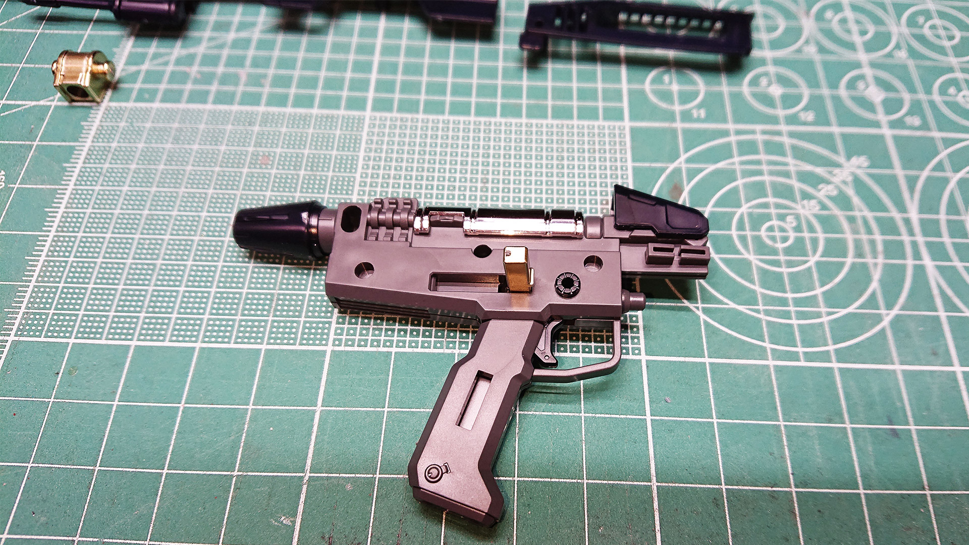 スコープとも言うべきターゲットセンサーが色んな向きに設定できます。銃身上面のゴールドは光学センサーをバグらせないかと心配しますがカッコイイが勝ちますね