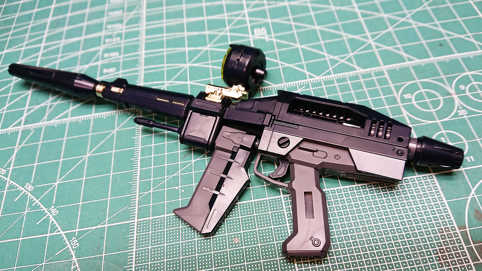 スコープとも言うべきターゲットセンサーが色んな向きに設定できます。銃身上面のゴールドは光学センサーをバグらせないかと心配しますがカッコイイが勝ちますね