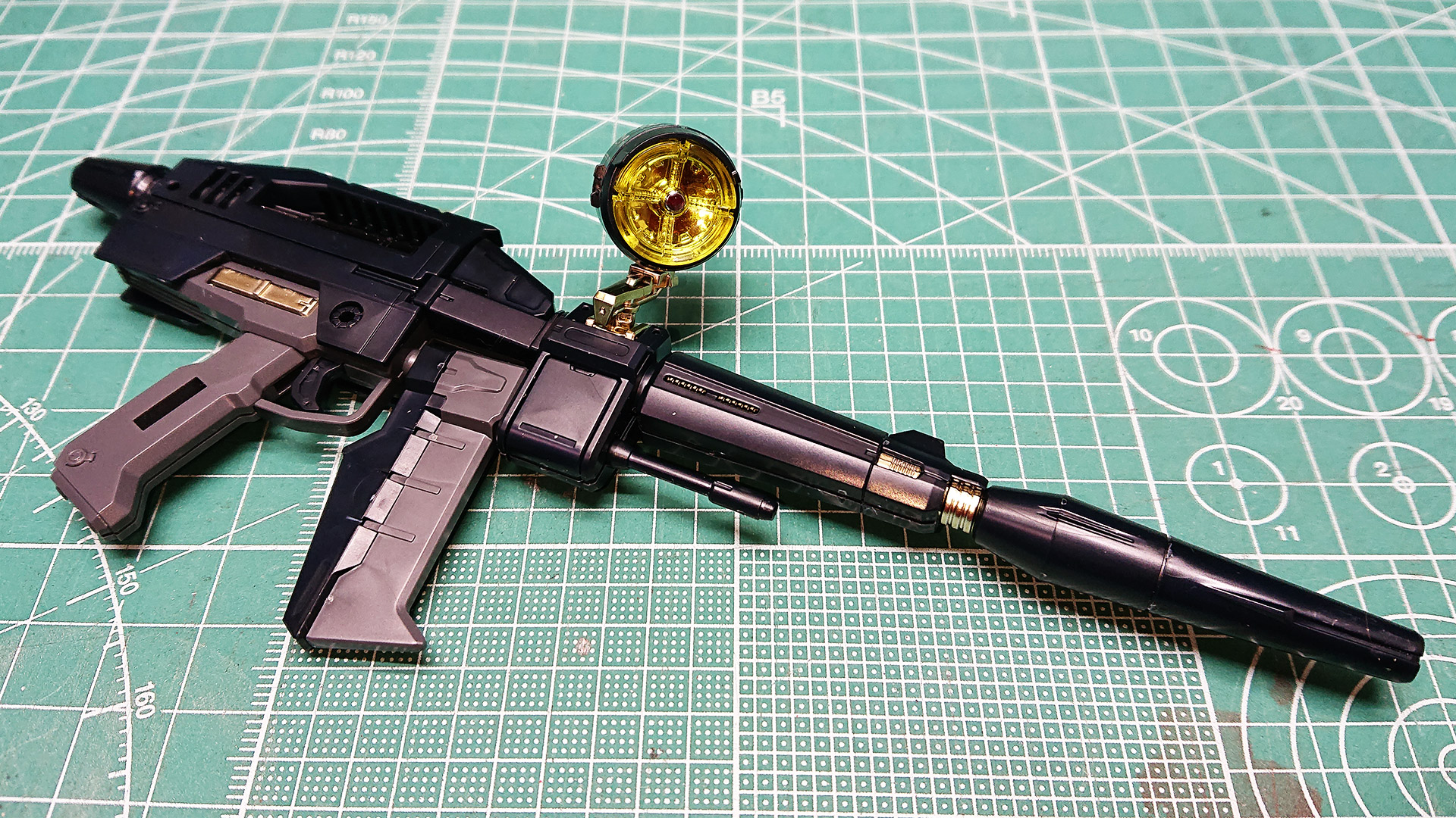 スコープとも言うべきターゲットセンサーが色んな向きに設定できます。銃身上面のゴールドは光学センサーをバグらせないかと心配しますがカッコイイが勝ちますね