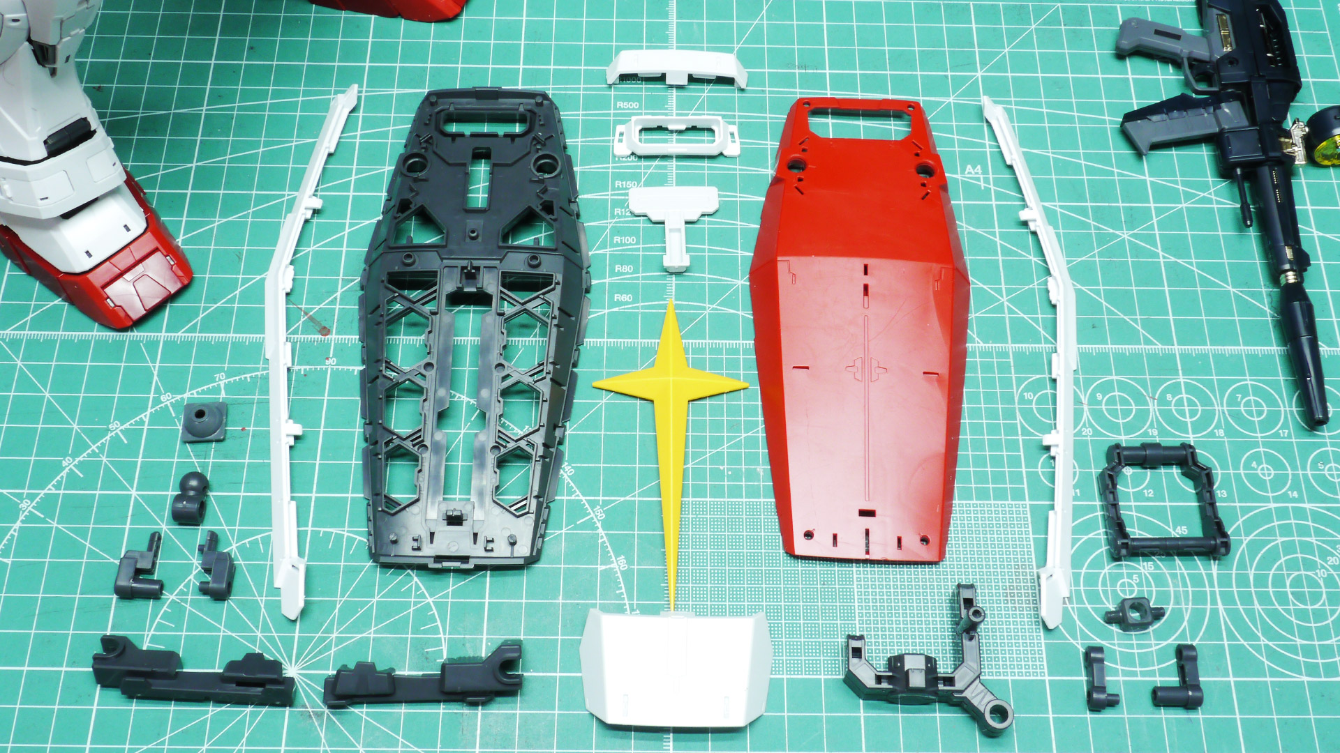 このビームサーベルには発光機能はなく、別に専用のLED内蔵型が付属しています。シールドも本体同様接続ピン類がディテールになっています。これはほんとにいいアイデアですだと思います