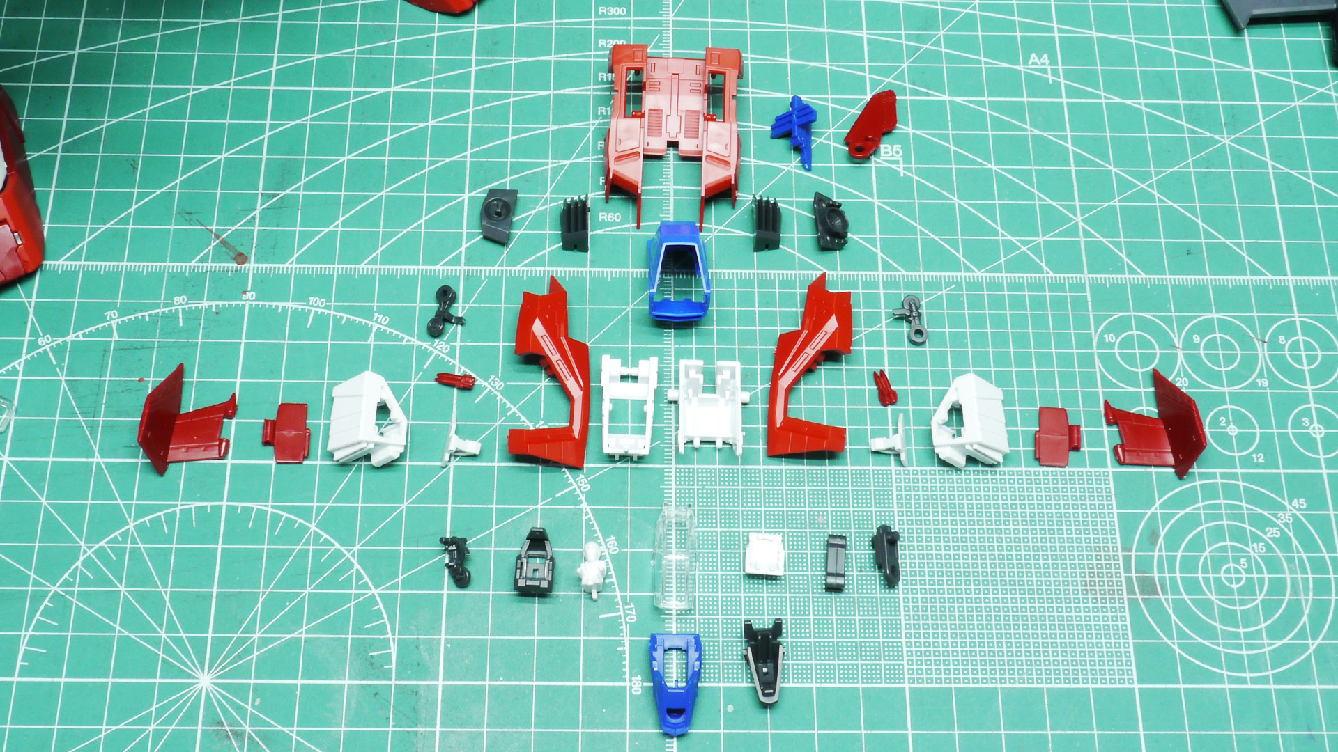 小型化された影響もあるかもしれませんが、キャノピーが引っ込むことも跳ね上げることも十分にはできませんでしたが、コクピットは回転します。引き出し式の主翼は長さも十分で空力で飛びそうな雰囲気が出ています