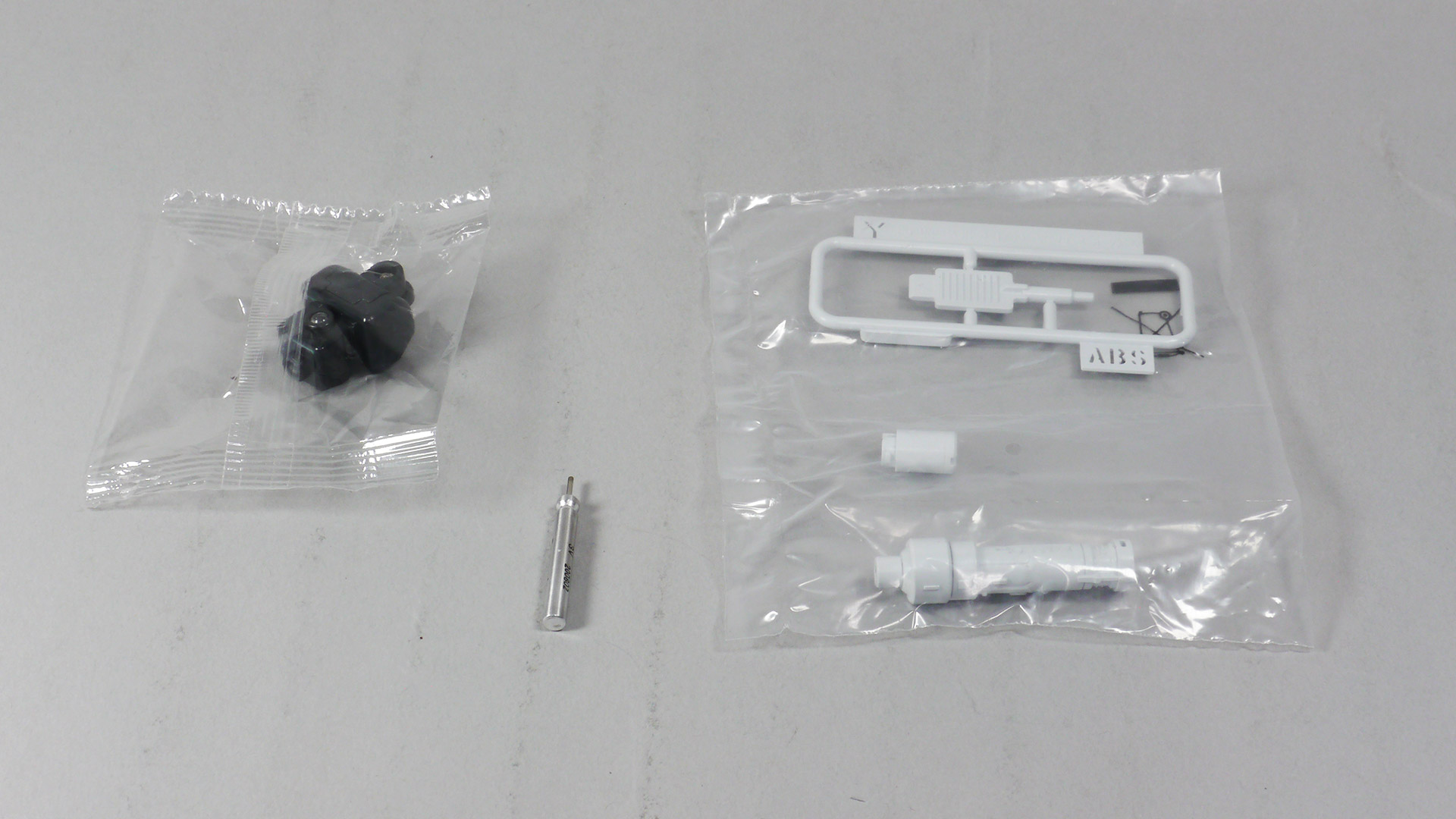 本体用は小さいLEDということもあり、輝度はあまり高くない印象です。連続点灯可能時間は1分です。ビームサーベルは基部から直進する光で比較的明るい印象、サーベル自体も特殊な成形とのことできれいにグラデーションします。※上記の写真は露光時間1分です