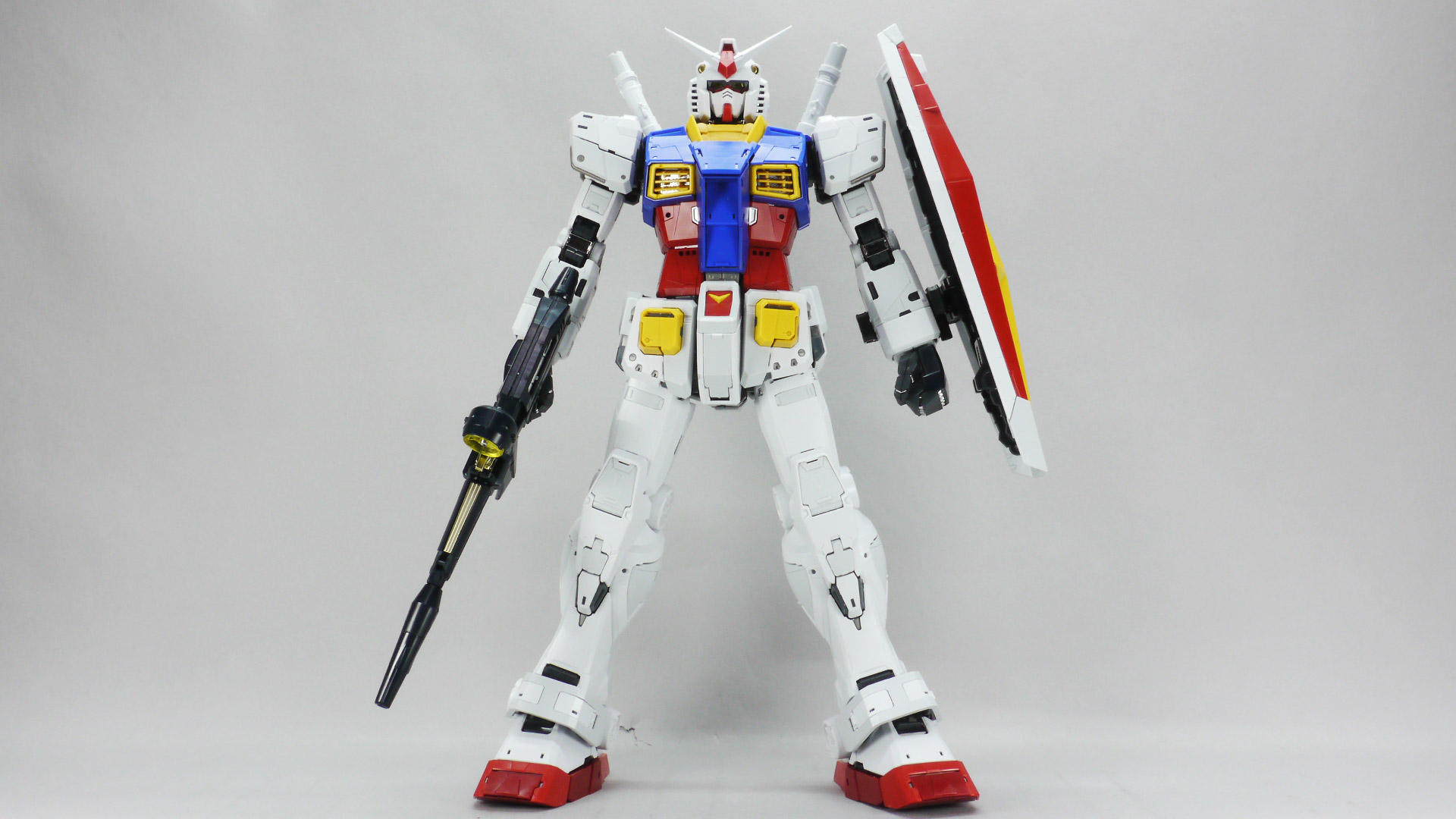 フレームだけのときよりは可動域は狭まるようです。それでも過去のものよりヘタることも少なそうですし、だいぶ強度が必要ですが飾れるスタンドがあれば相当なポージングができそうです