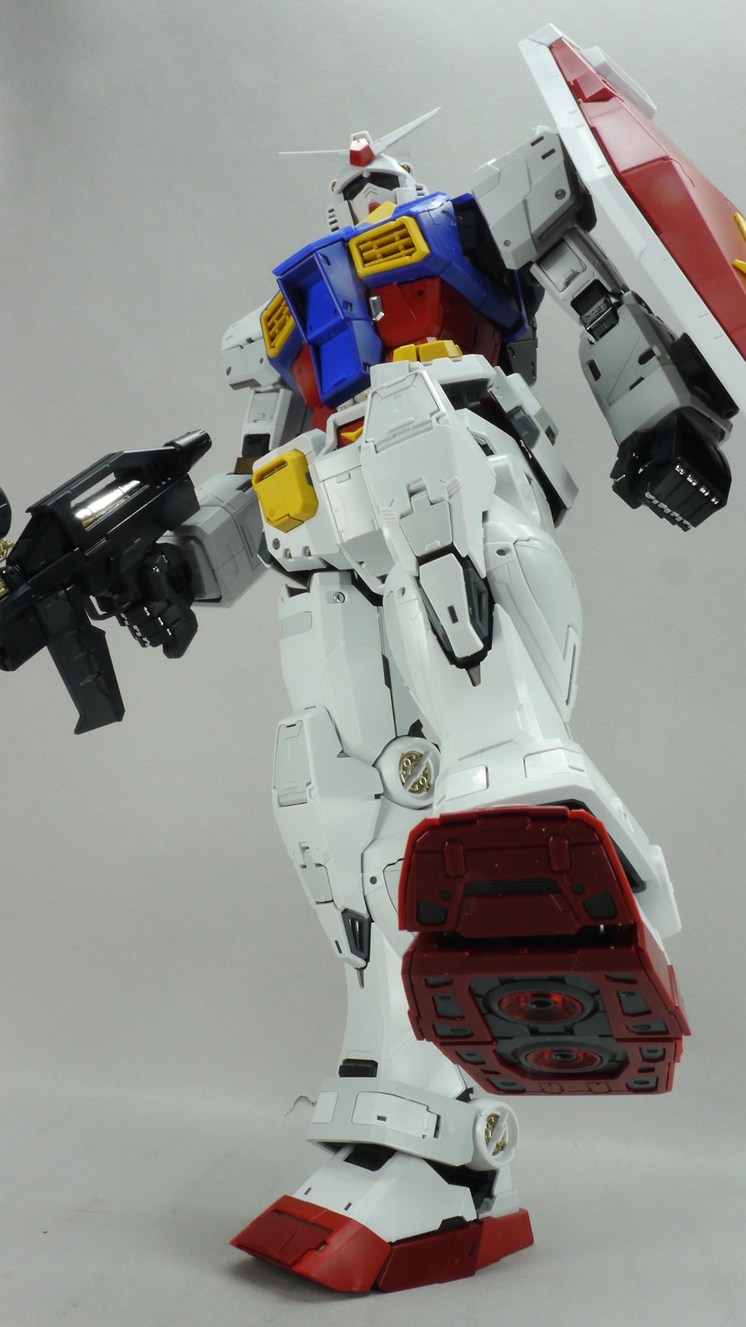 フレームだけのときよりは可動域は狭まるようです。それでも過去のものよりヘタることも少なそうですし、だいぶ強度が必要ですが飾れるスタンドがあれば相当なポージングができそうです