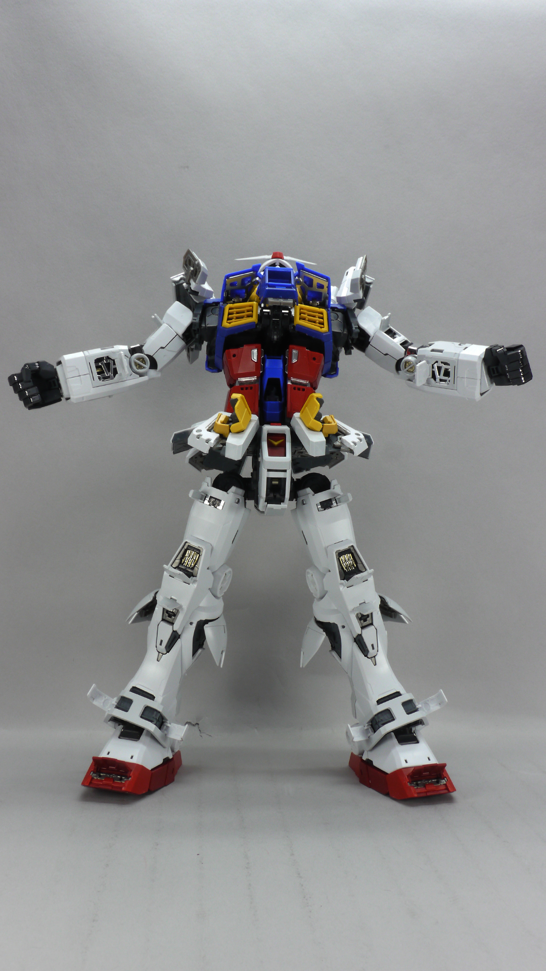 フレームだけのときよりは可動域は狭まるようです。それでも過去のものよりヘタることも少なそうですし、だいぶ強度が必要ですが飾れるスタンドがあれば相当なポージングができそうです