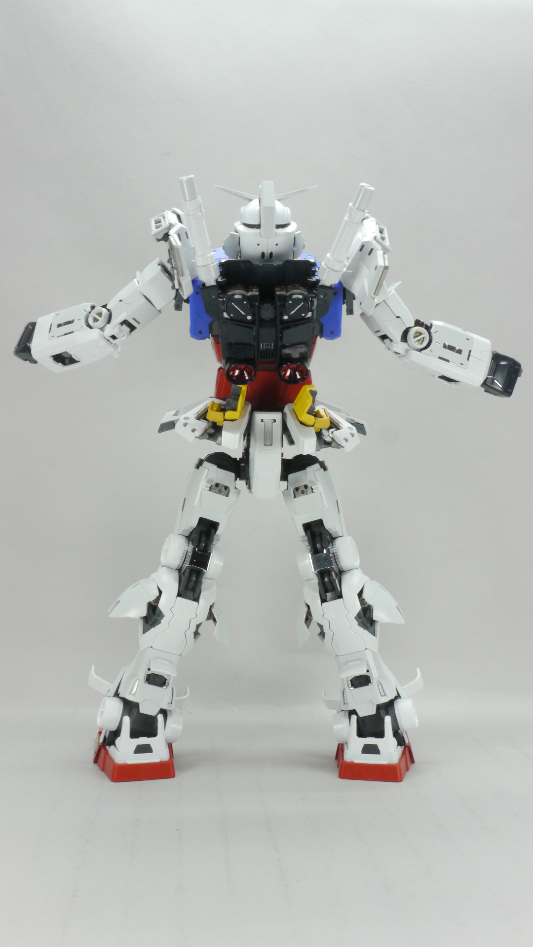 フレームだけのときよりは可動域は狭まるようです。それでも過去のものよりヘタることも少なそうですし、だいぶ強度が必要ですが飾れるスタンドがあれば相当なポージングができそうです