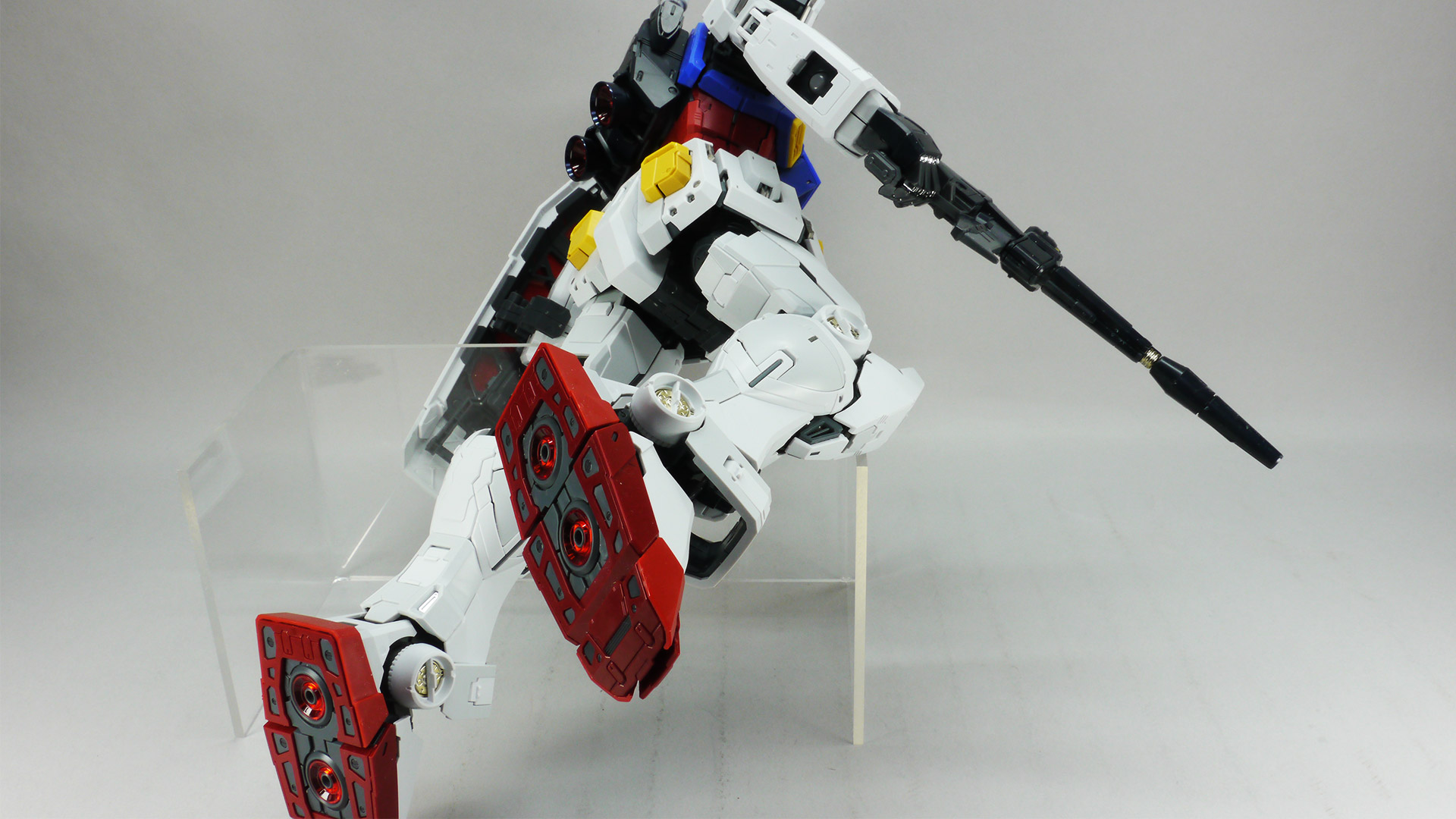 フレームだけのときよりは可動域は狭まるようです。それでも過去のものよりヘタることも少なそうですし、だいぶ強度が必要ですが飾れるスタンドがあれば相当なポージングができそうです