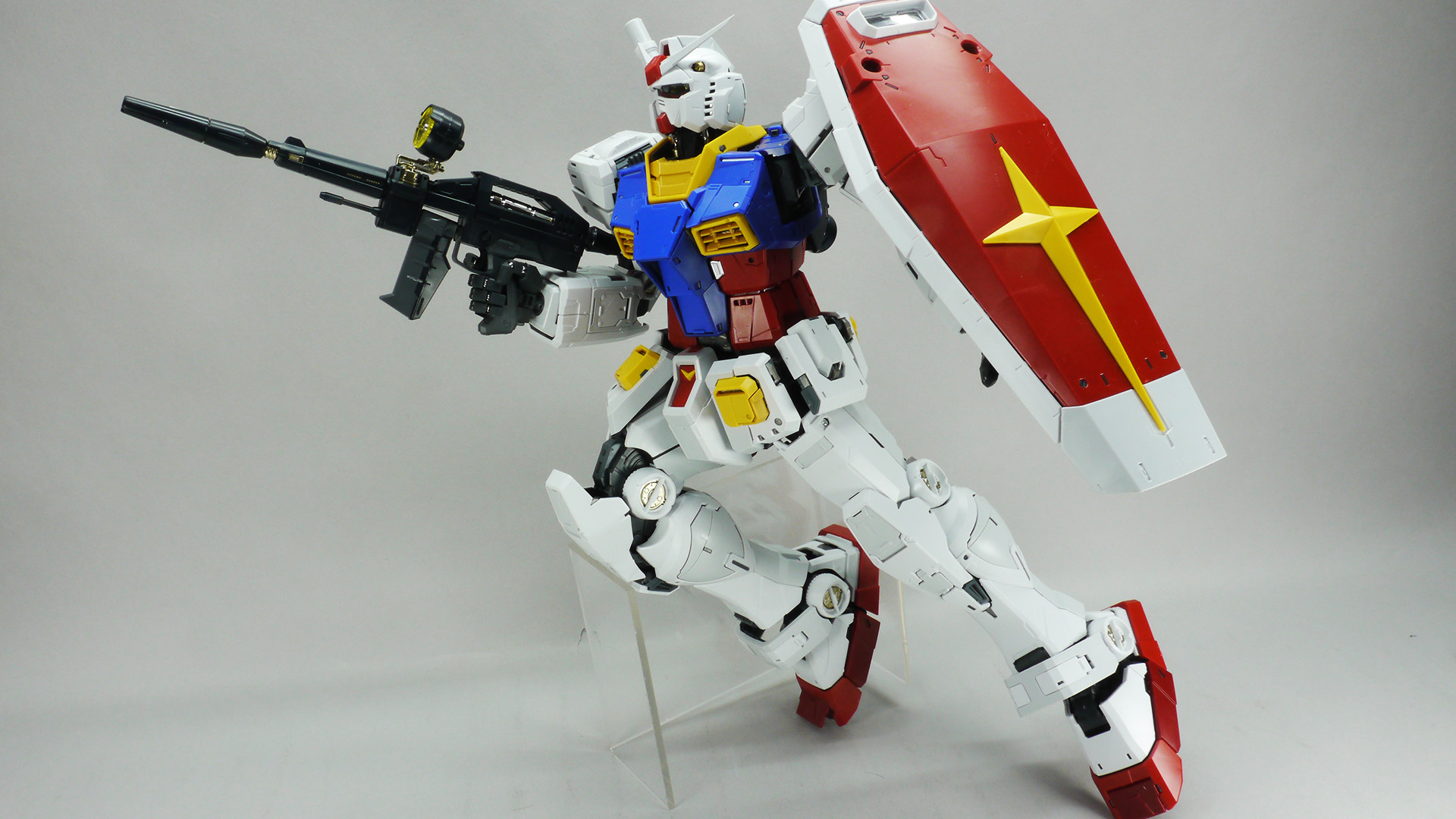 フレームだけのときよりは可動域は狭まるようです。それでも過去のものよりヘタることも少なそうですし、だいぶ強度が必要ですが飾れるスタンドがあれば相当なポージングができそうです