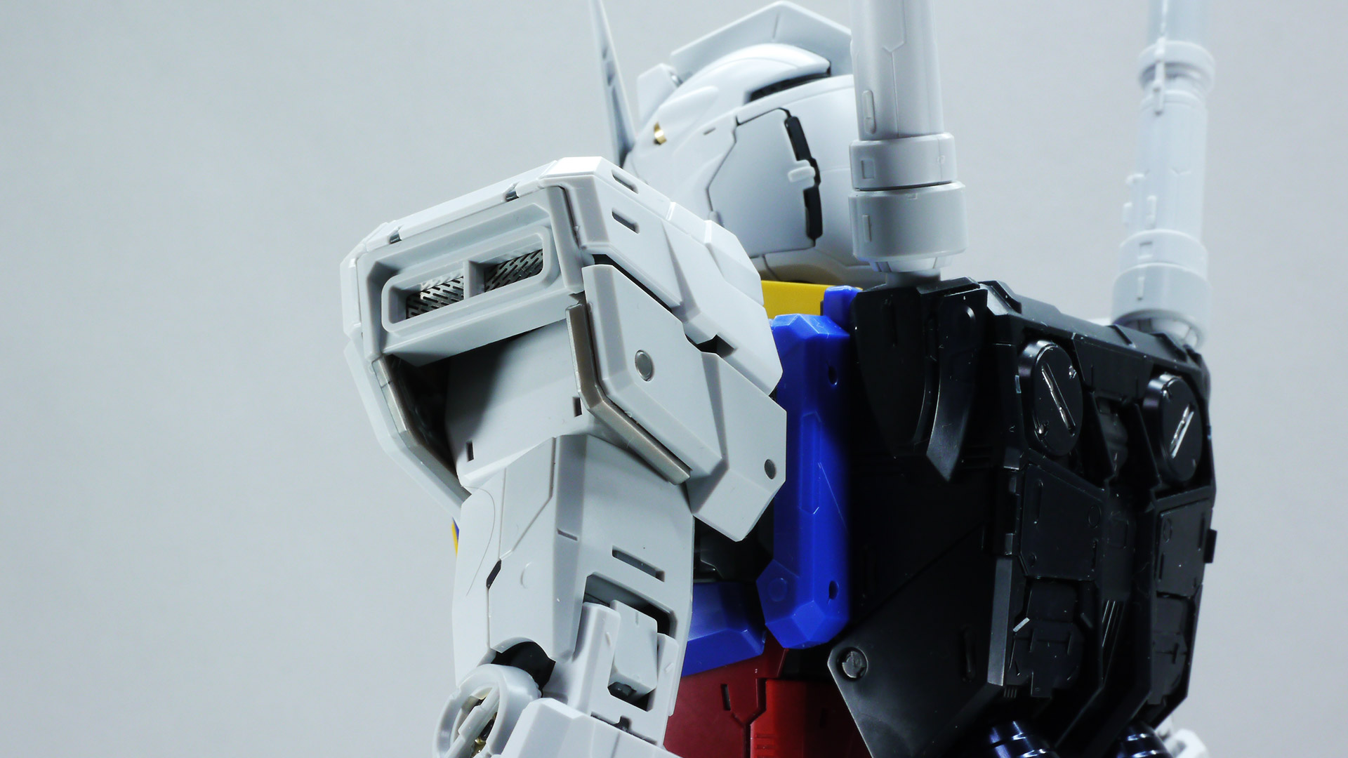 大スケールならではの絶妙な角度付けも難なくこなせます。脚部のラインにしびれますし、各部のディテールやアクセントがバシバシ目に入ってきてその情報量にいくらでも眺めていられます