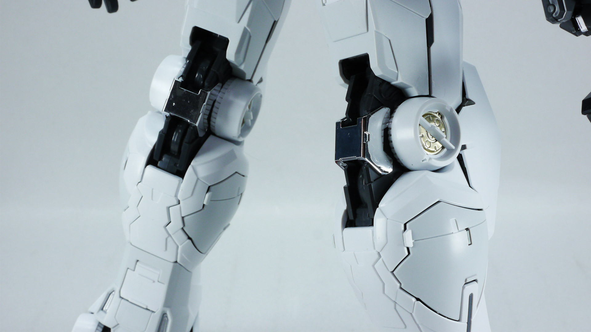 大スケールならではの絶妙な角度付けも難なくこなせます。脚部のラインにしびれますし、各部のディテールやアクセントがバシバシ目に入ってきてその情報量にいくらでも眺めていられます