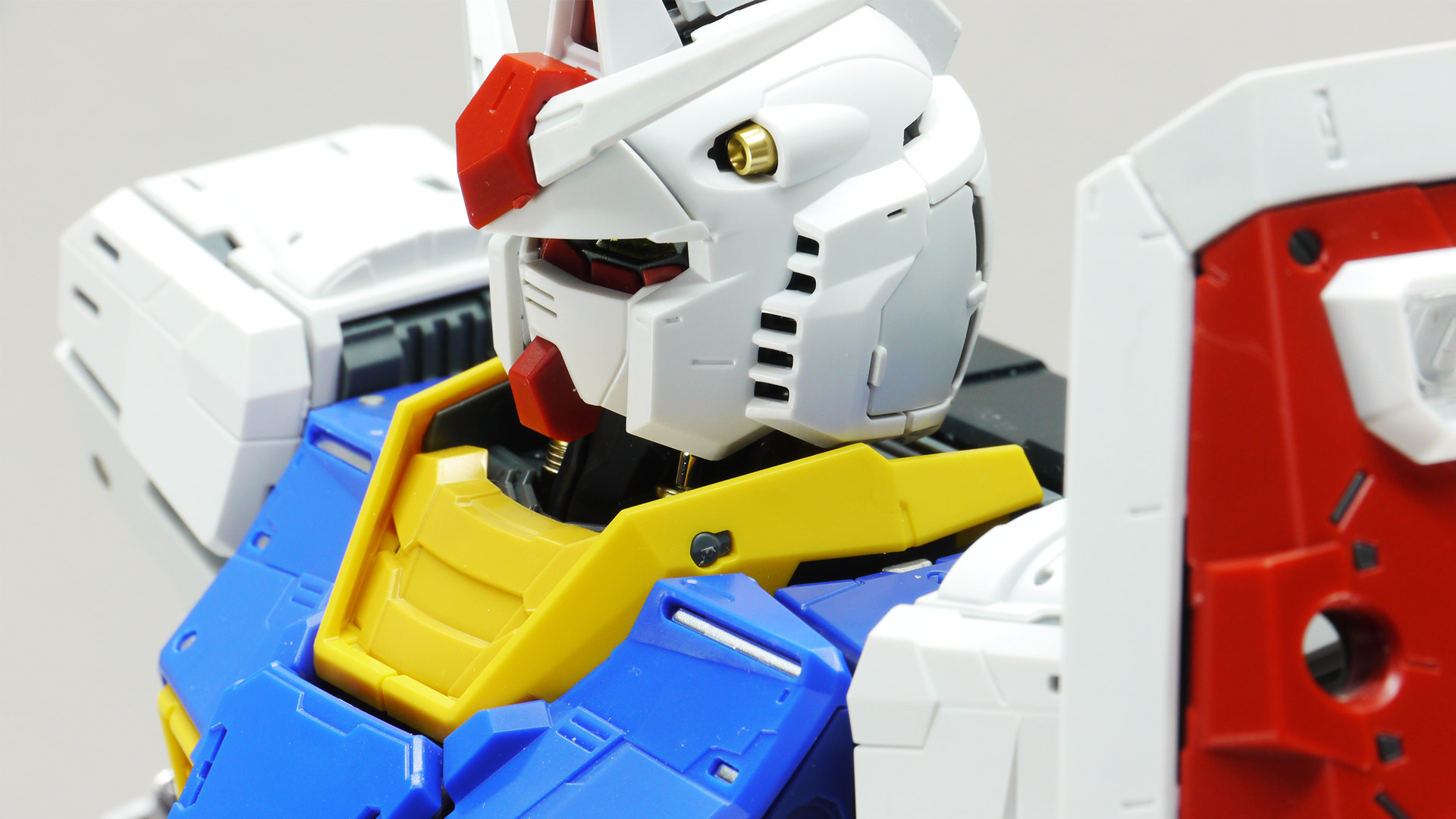 大スケールならではの絶妙な角度付けも難なくこなせます。脚部のラインにしびれますし、各部のディテールやアクセントがバシバシ目に入ってきてその情報量にいくらでも眺めていられます