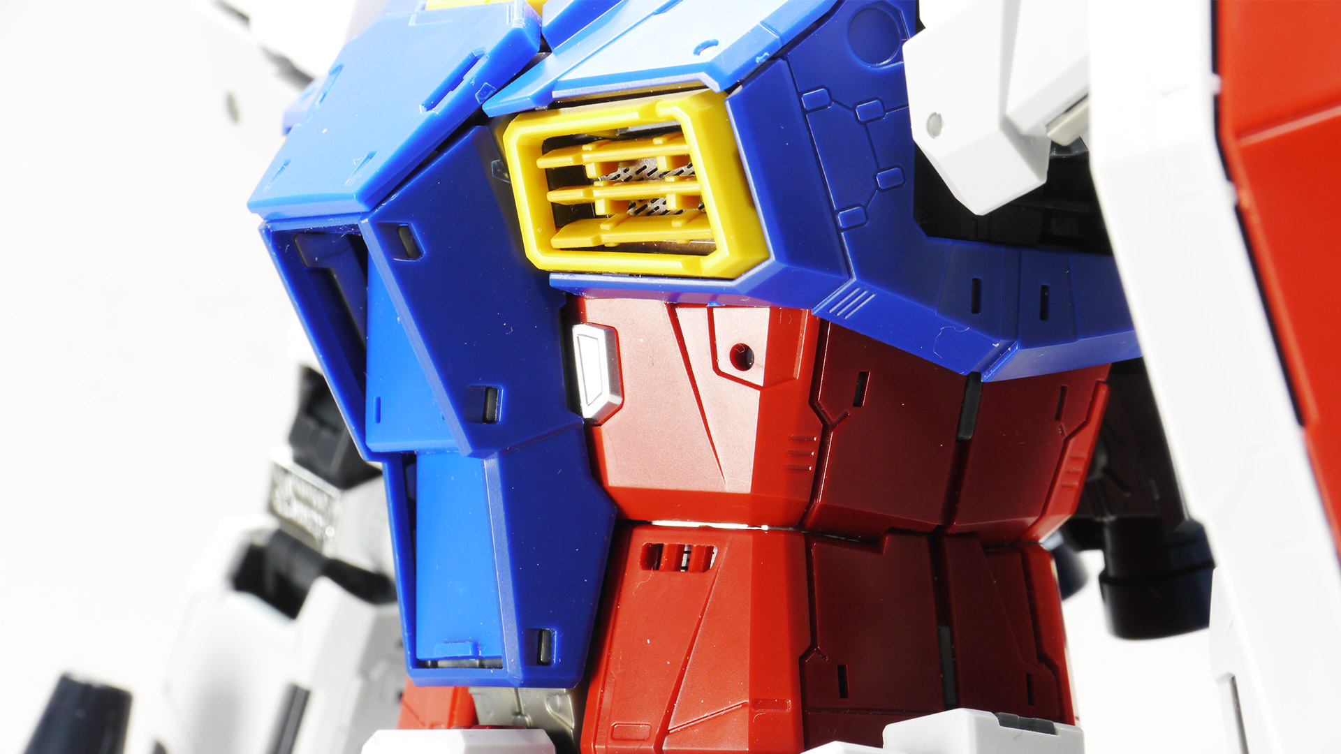 大スケールならではの絶妙な角度付けも難なくこなせます。脚部のラインにしびれますし、各部のディテールやアクセントがバシバシ目に入ってきてその情報量にいくらでも眺めていられます