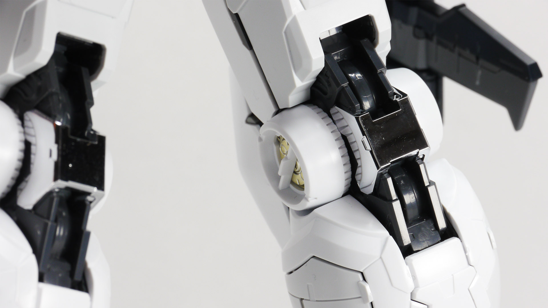 大スケールならではの絶妙な角度付けも難なくこなせます。脚部のラインにしびれますし、各部のディテールやアクセントがバシバシ目に入ってきてその情報量にいくらでも眺めていられます