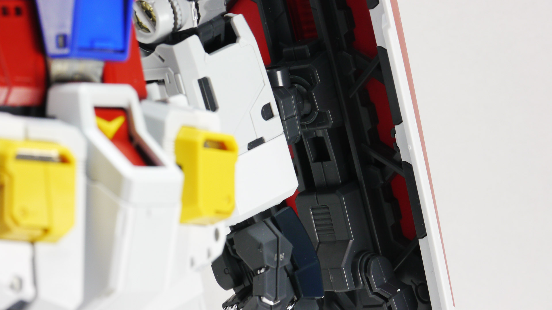 大スケールならではの絶妙な角度付けも難なくこなせます。脚部のラインにしびれますし、各部のディテールやアクセントがバシバシ目に入ってきてその情報量にいくらでも眺めていられます