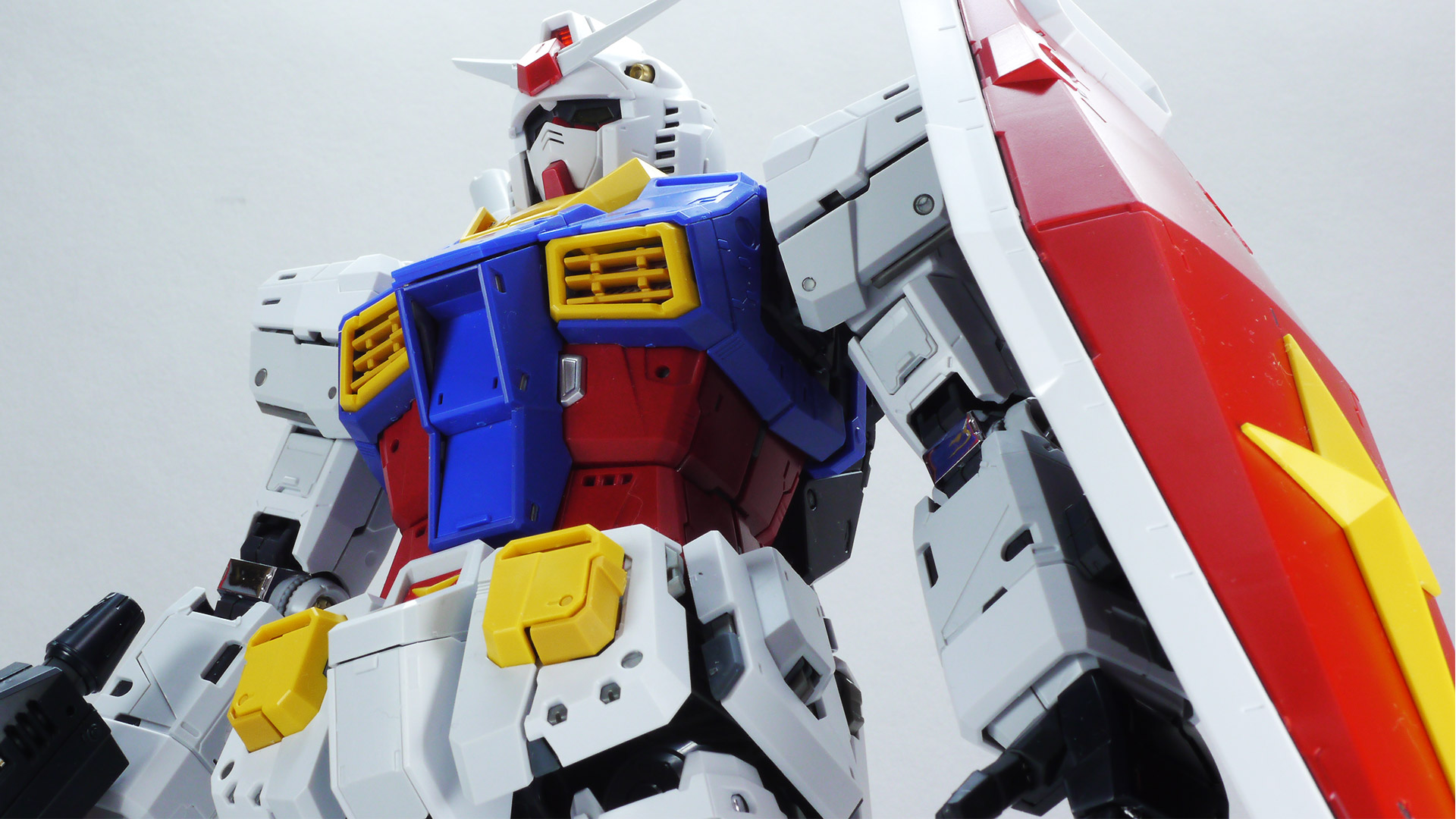 大スケールならではの絶妙な角度付けも難なくこなせます。脚部のラインにしびれますし、各部のディテールやアクセントがバシバシ目に入ってきてその情報量にいくらでも眺めていられます