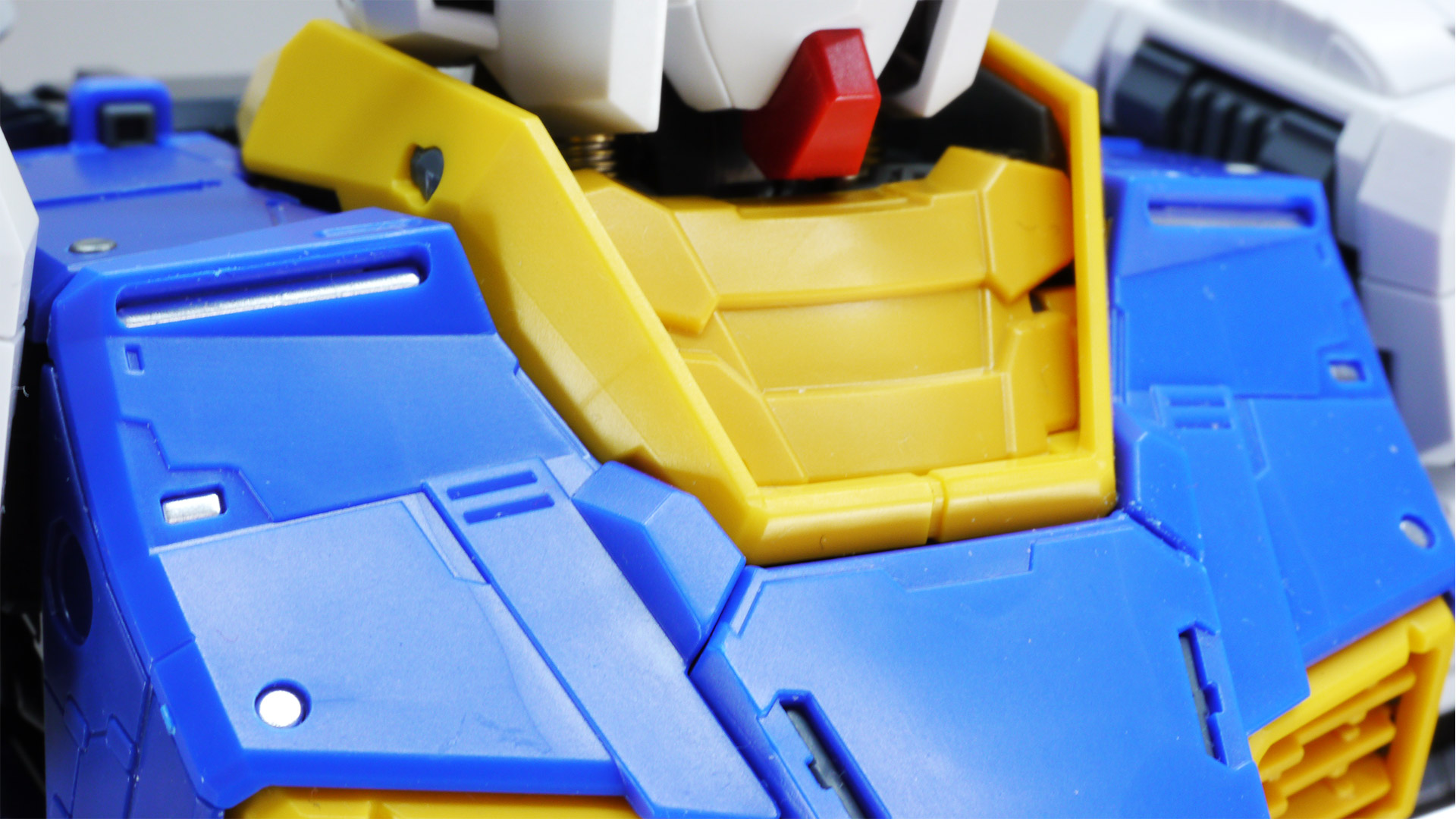 大スケールならではの絶妙な角度付けも難なくこなせます。脚部のラインにしびれますし、各部のディテールやアクセントがバシバシ目に入ってきてその情報量にいくらでも眺めていられます