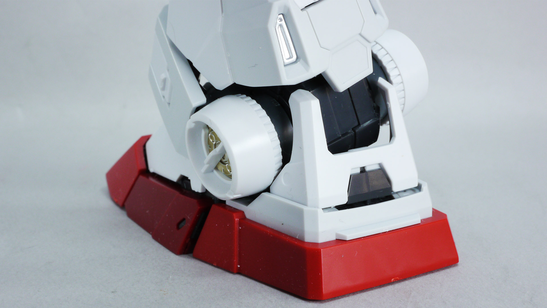 大スケールならではの絶妙な角度付けも難なくこなせます。脚部のラインにしびれますし、各部のディテールやアクセントがバシバシ目に入ってきてその情報量にいくらでも眺めていられます